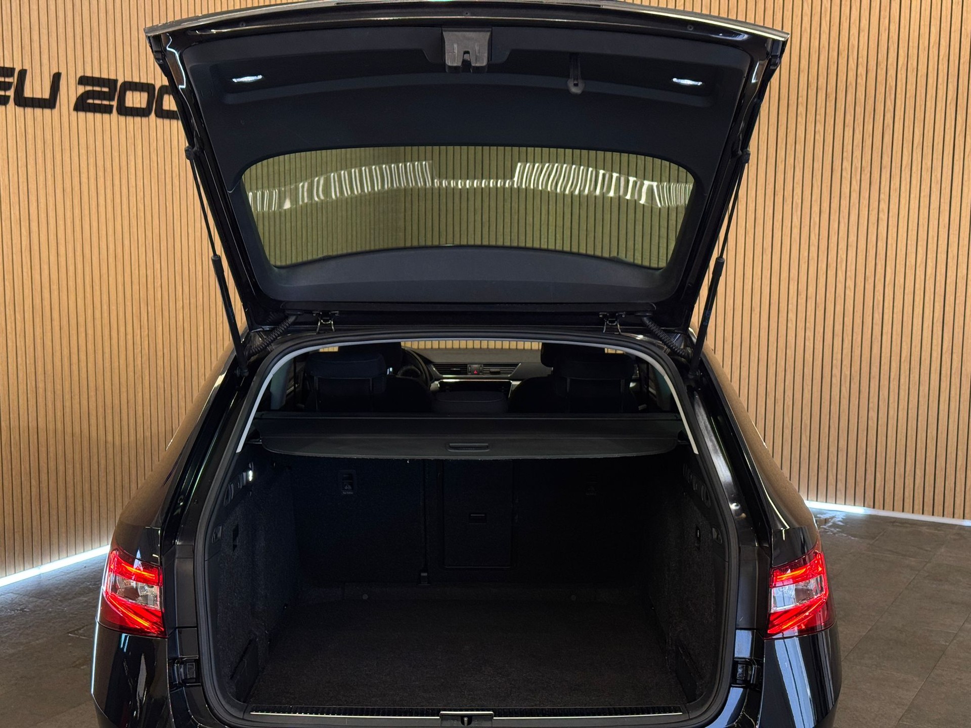 SKODA Superb Combi 1.6 TDI Ambition DSG-image-4