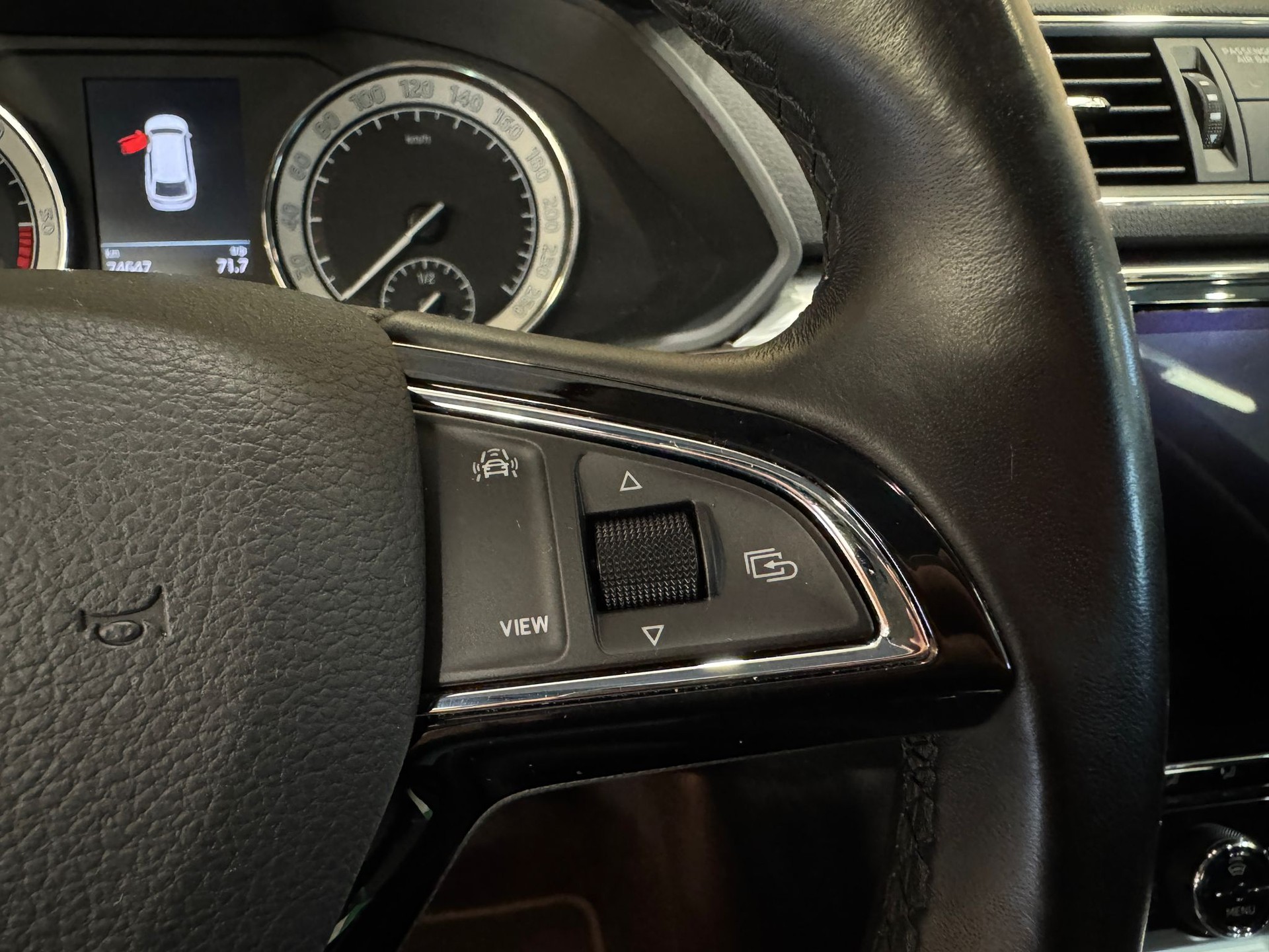 SKODA Superb Combi 1.6 TDI Ambition DSG-image-11