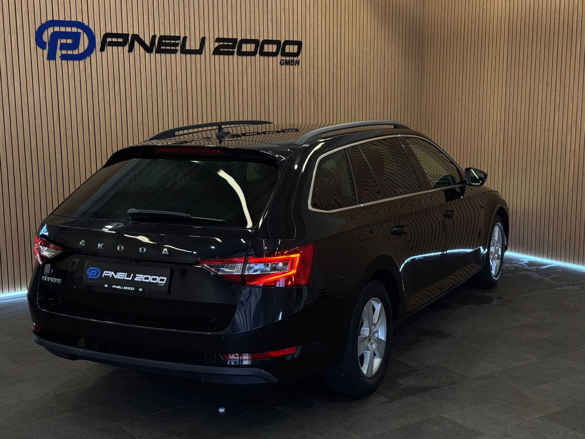 SKODA Superb Combi 1.6 TDI Ambition DSG-image-2