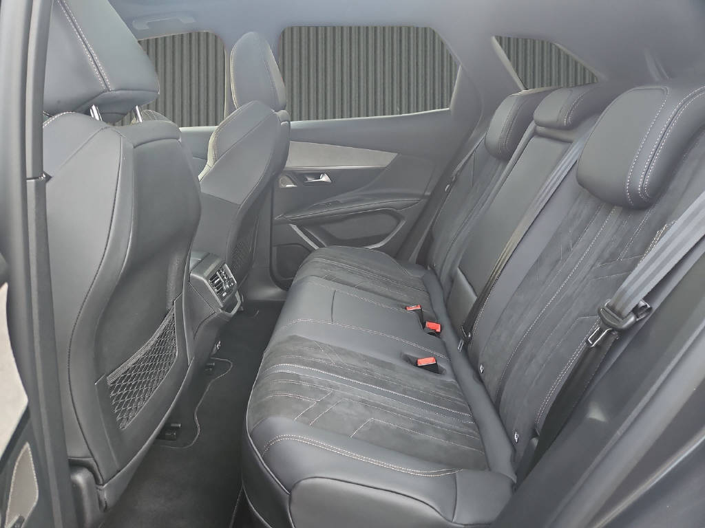 PEUGEOT 3008 Hybrid4 GT 300PS-image-9