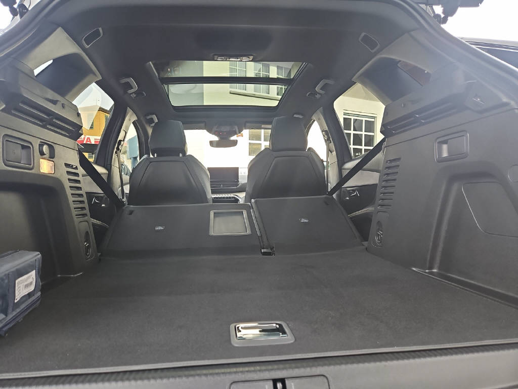 PEUGEOT 3008 Hybrid4 GT 300PS-image-15