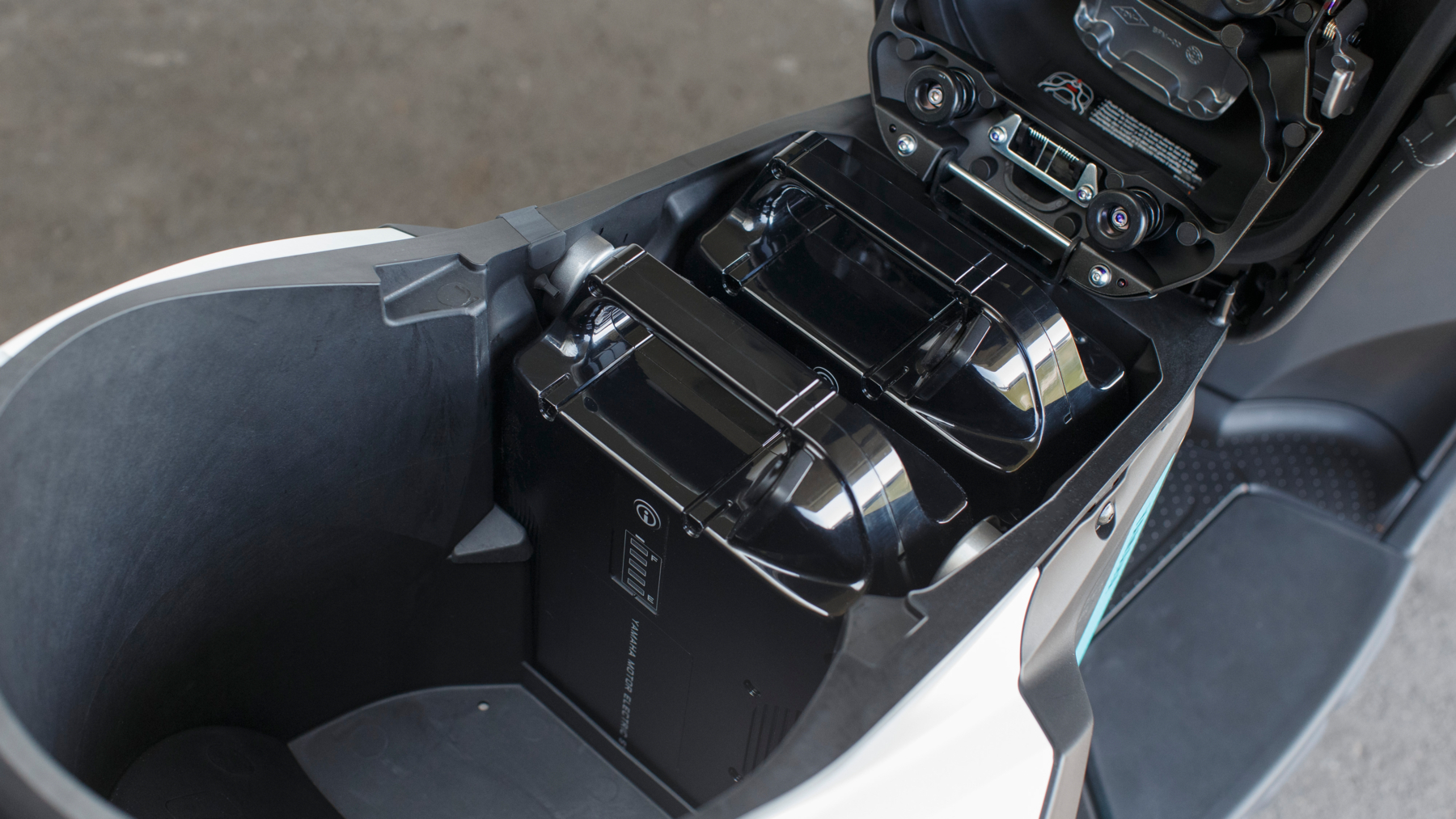 YAMAHA Neo's EV-showroom-element-2