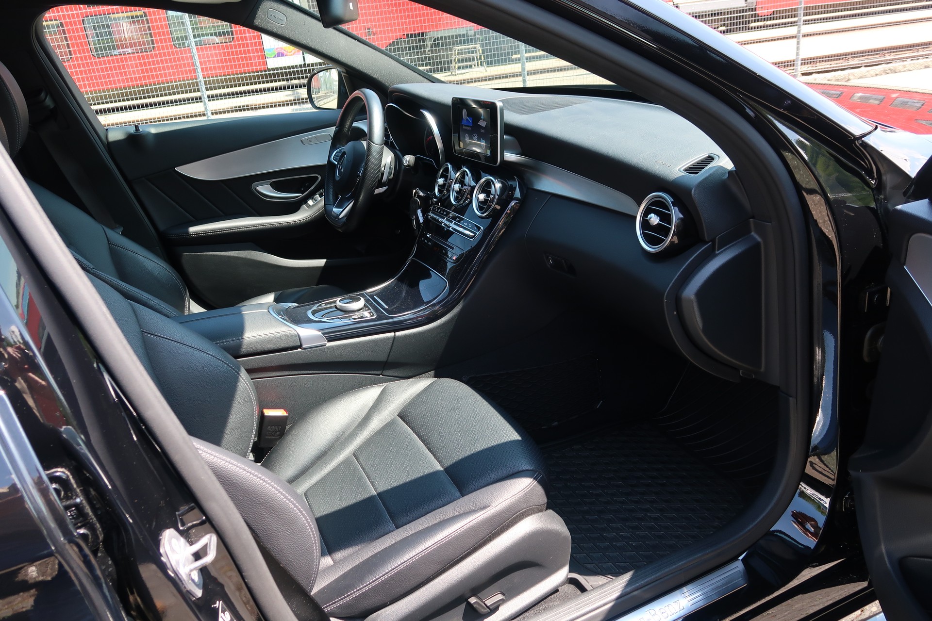 MERCEDES-BENZ C 200 AMG Line 4Matic 9G-Tronic-image-12