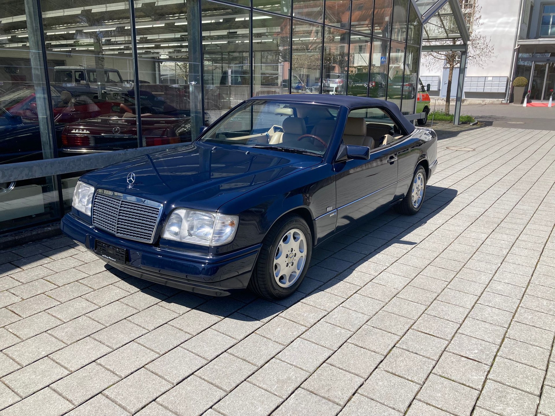 MERCEDES-BENZ E 320 Cabrio-image-6