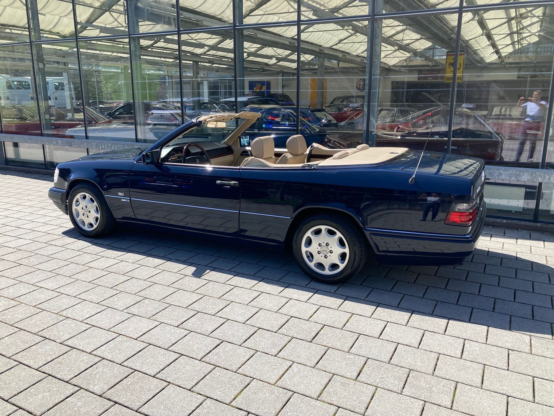 MERCEDES-BENZ E 320 Cabrio-showroom-element-3