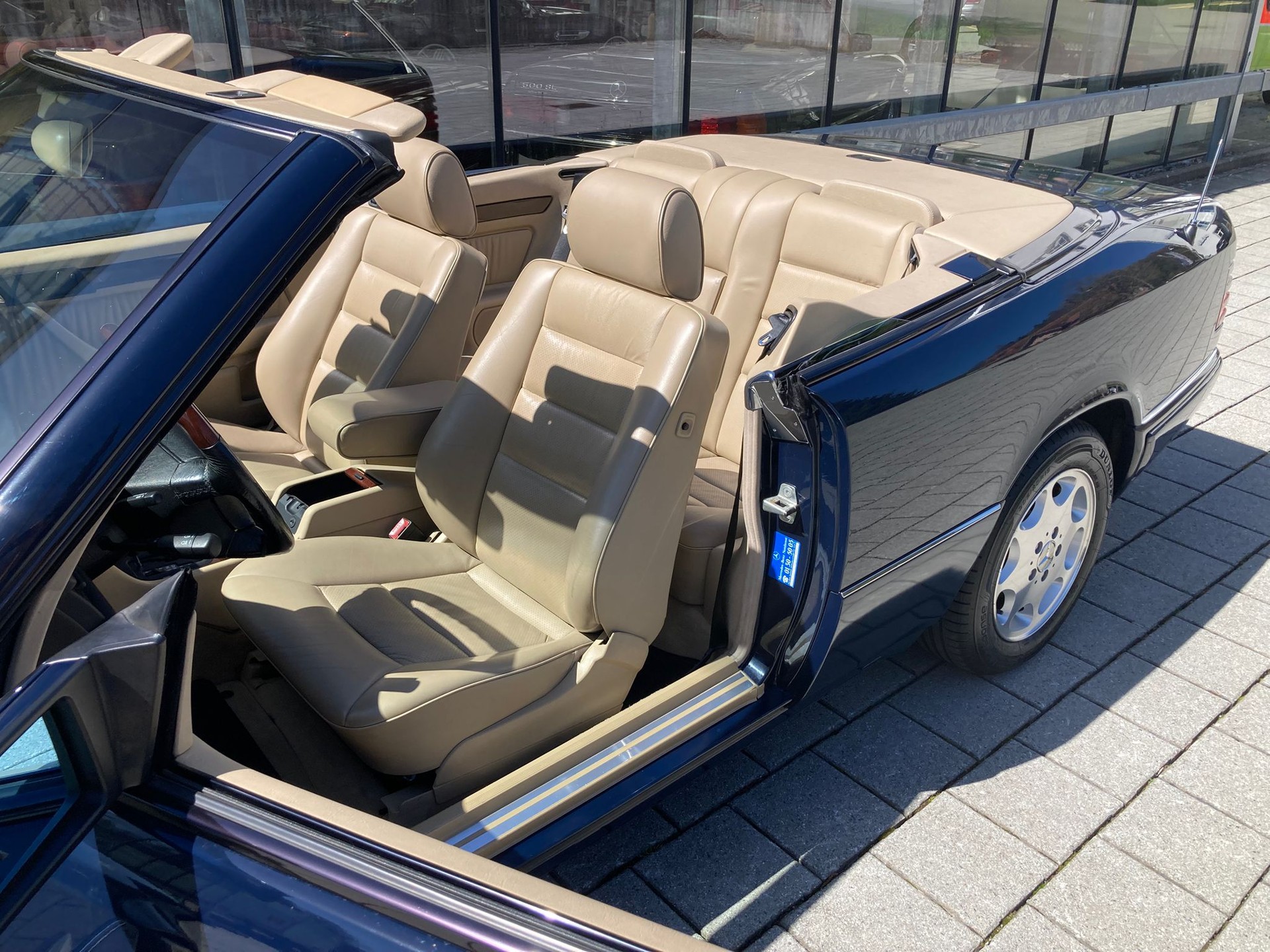 MERCEDES-BENZ E 320 Cabrio-image-14