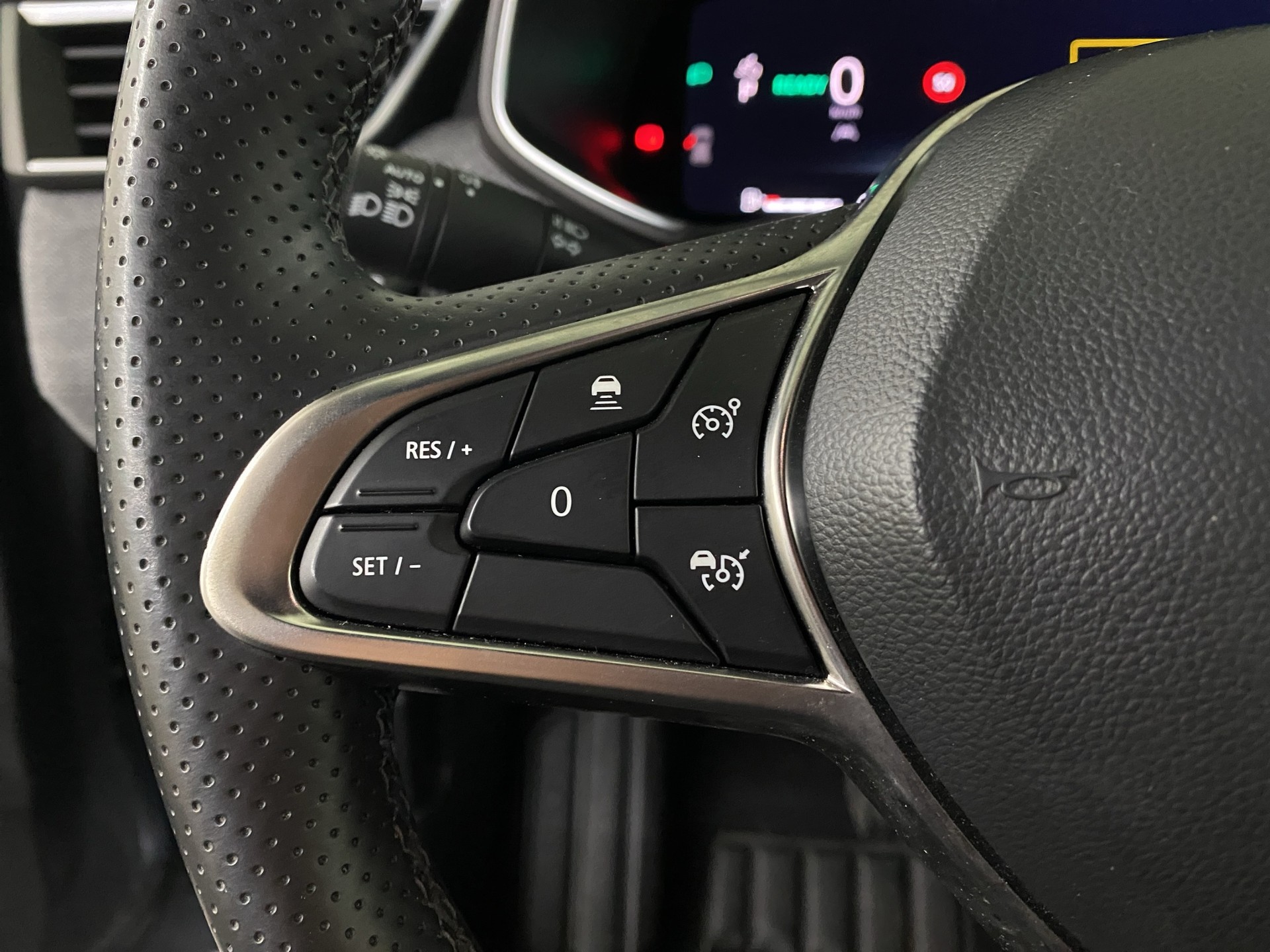 RENAULT Clio 1.6 E-Tech Techno-image-16