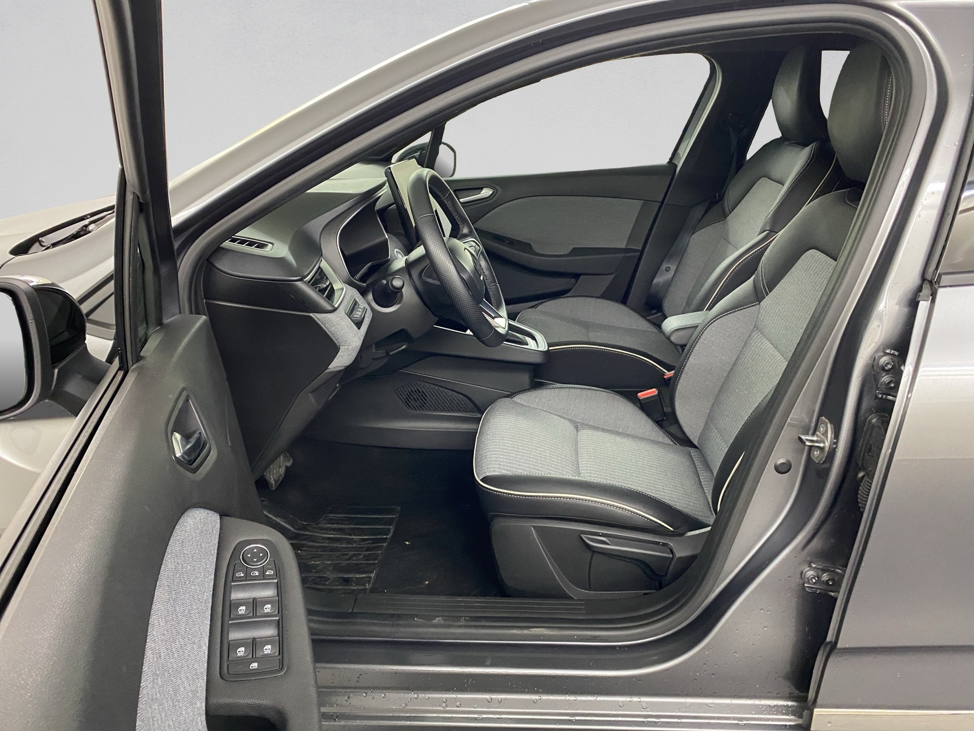 RENAULT Clio 1.6 E-Tech Techno-image-6