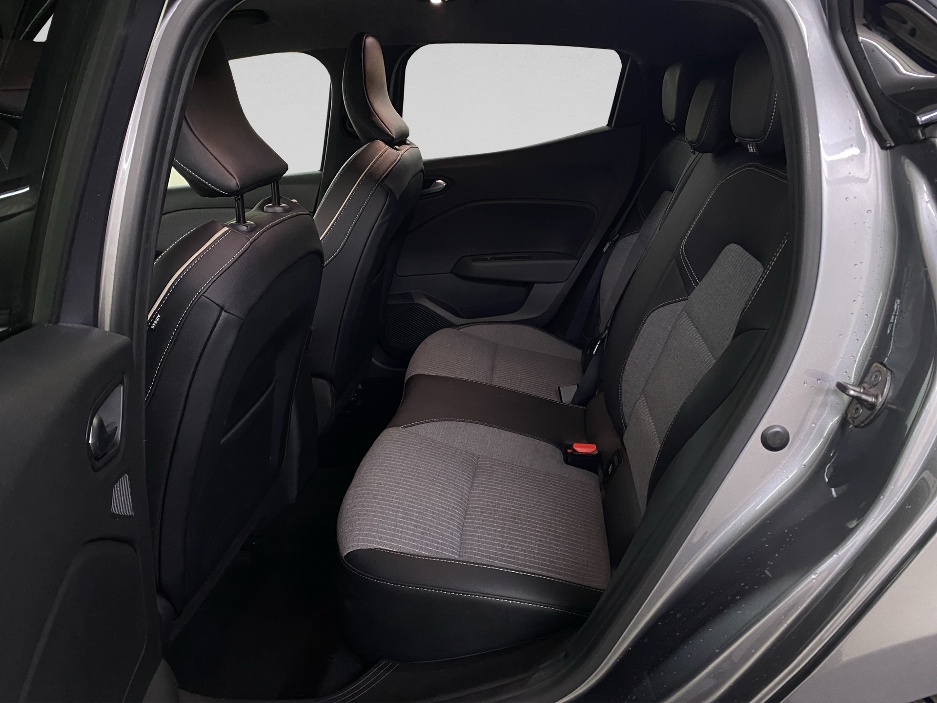 RENAULT Clio 1.6 E-Tech Techno-image-12