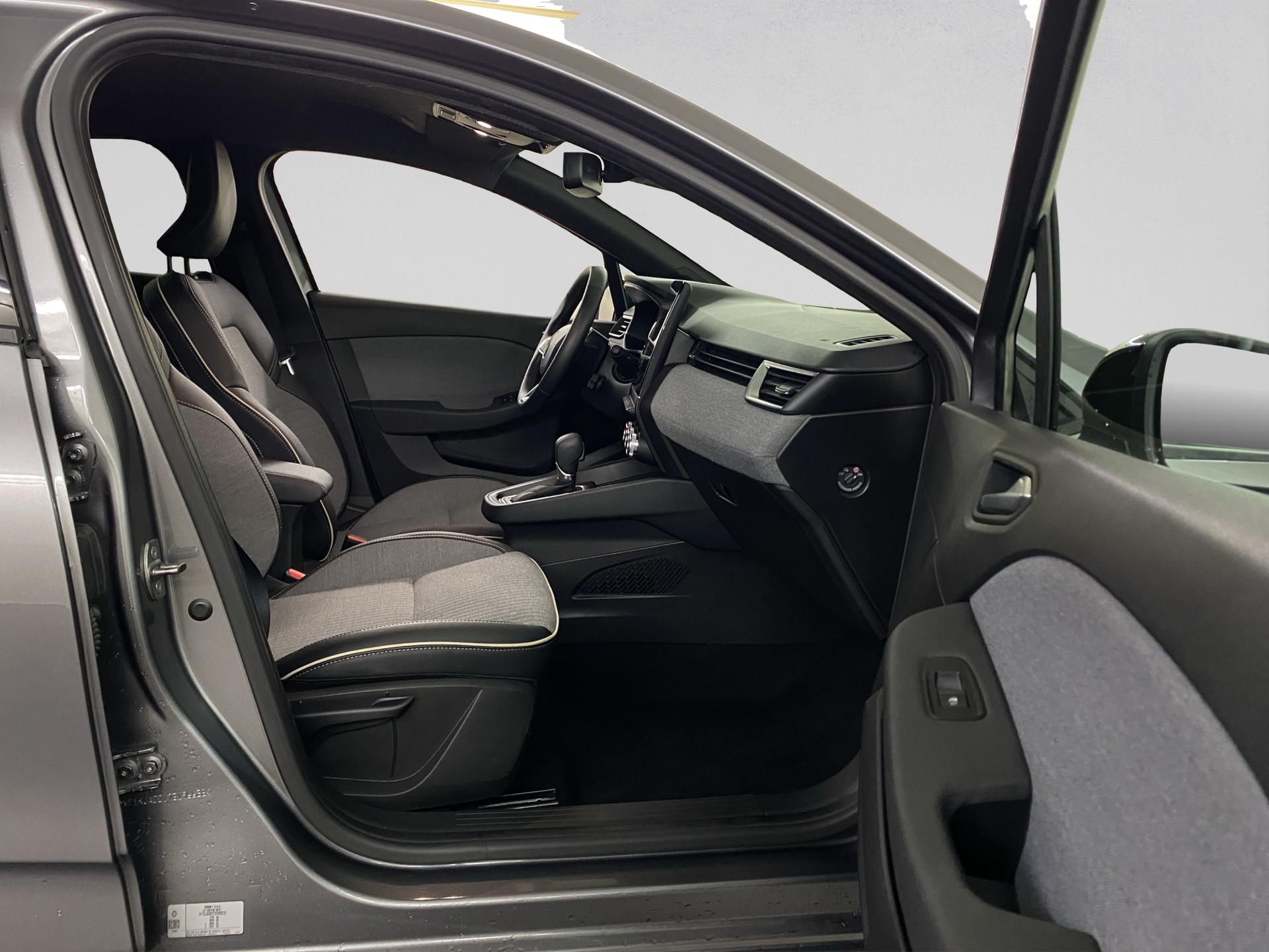RENAULT Clio 1.6 E-Tech Techno-image-14