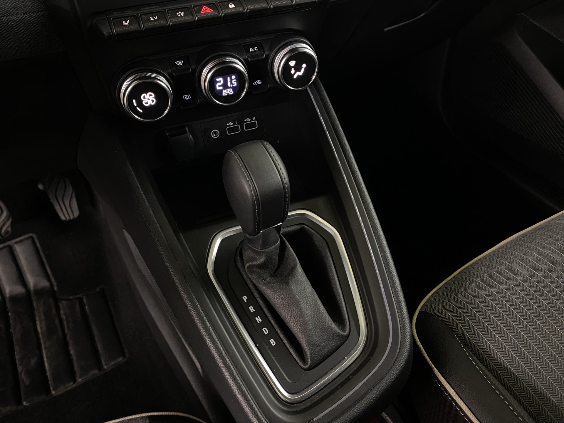 RENAULT Clio 1.6 E-Tech Techno-image-9