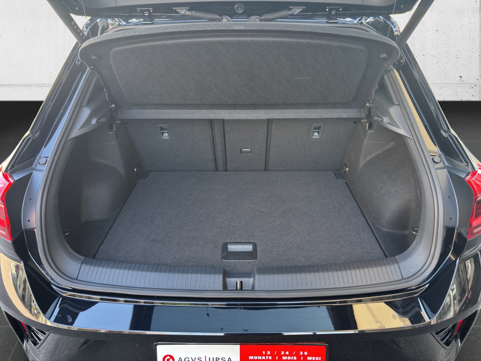 VW New T-Roc 2.0 TSI R DSG 4Motion mit AHK & Akrapovic-image-11