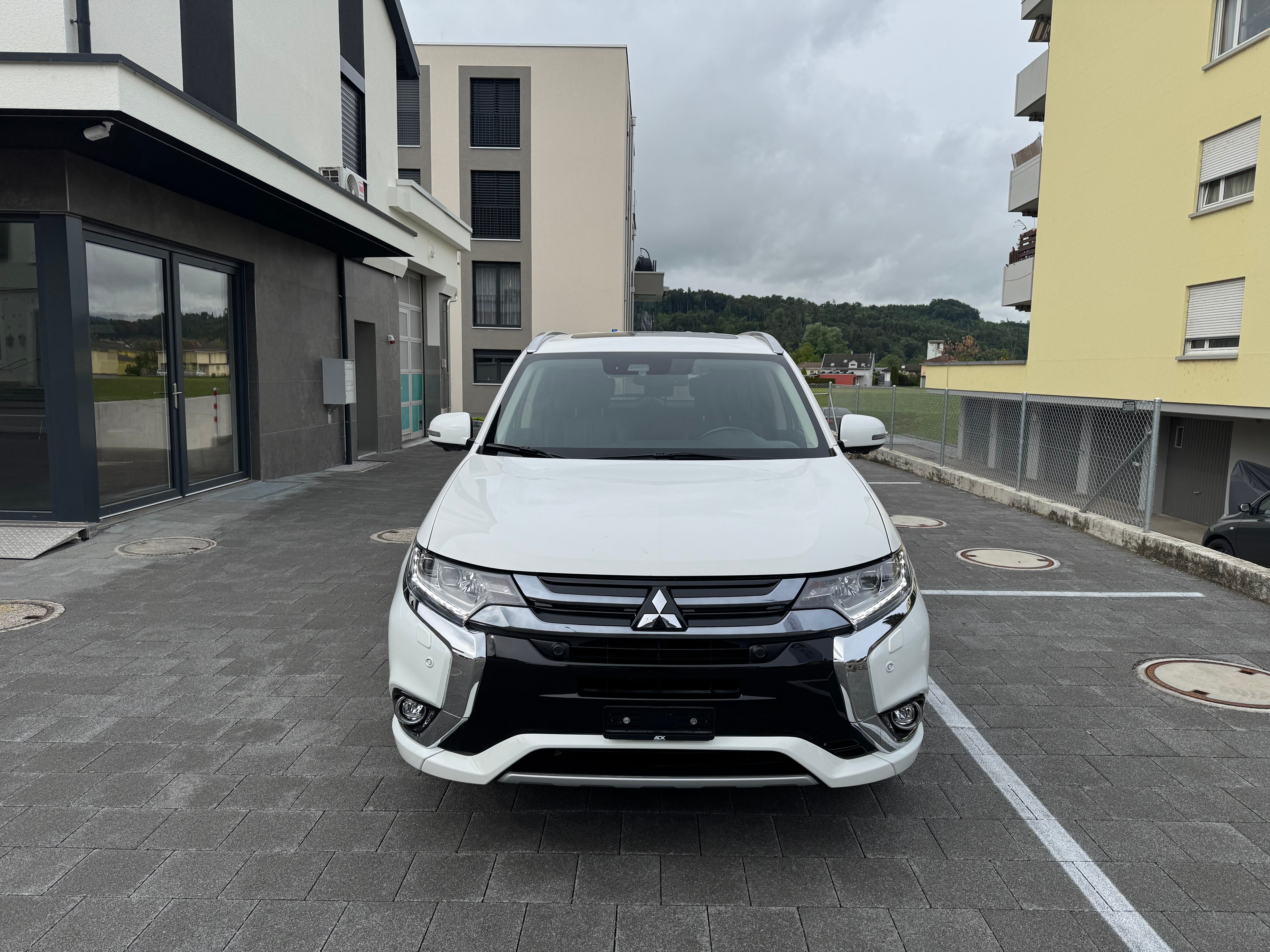 MITSUBISHI Outlander 2.0 PHEV Diamond 4WD Automatic — slika 8