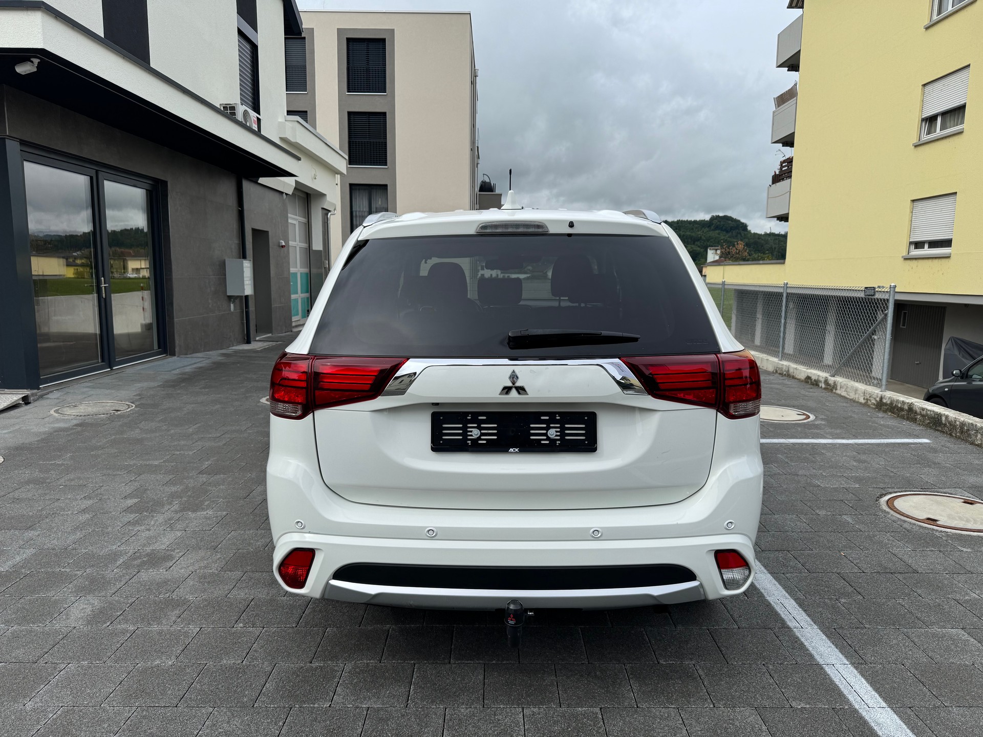 MITSUBISHI Outlander 2.0 PHEV Diamond 4WD Automatic-showroom-element-3