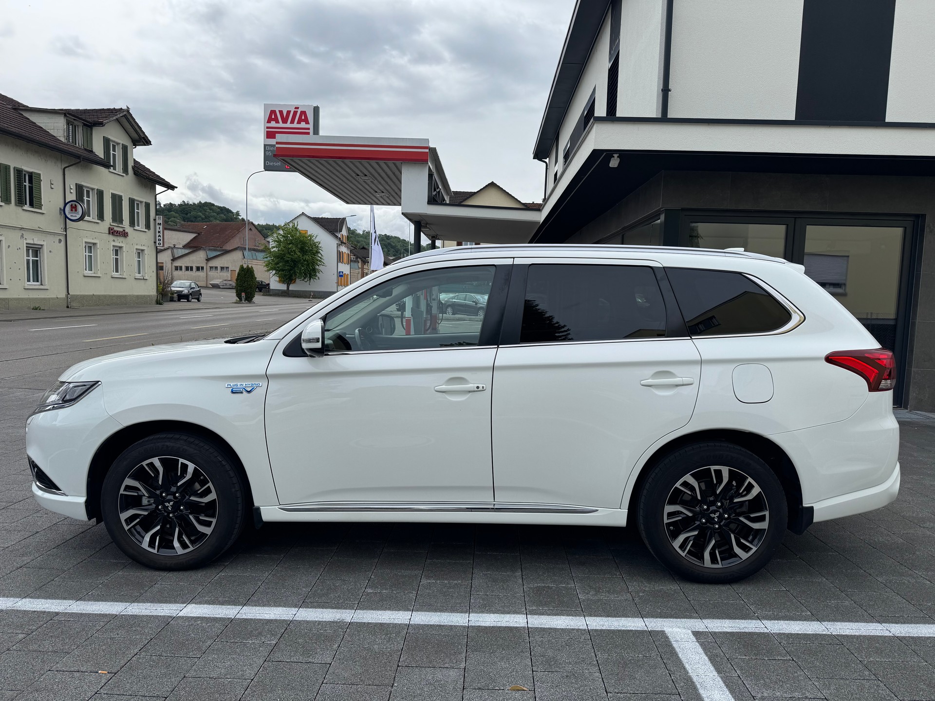 MITSUBISHI Outlander 2.0 PHEV Diamond 4WD Automatic-showroom-element-1