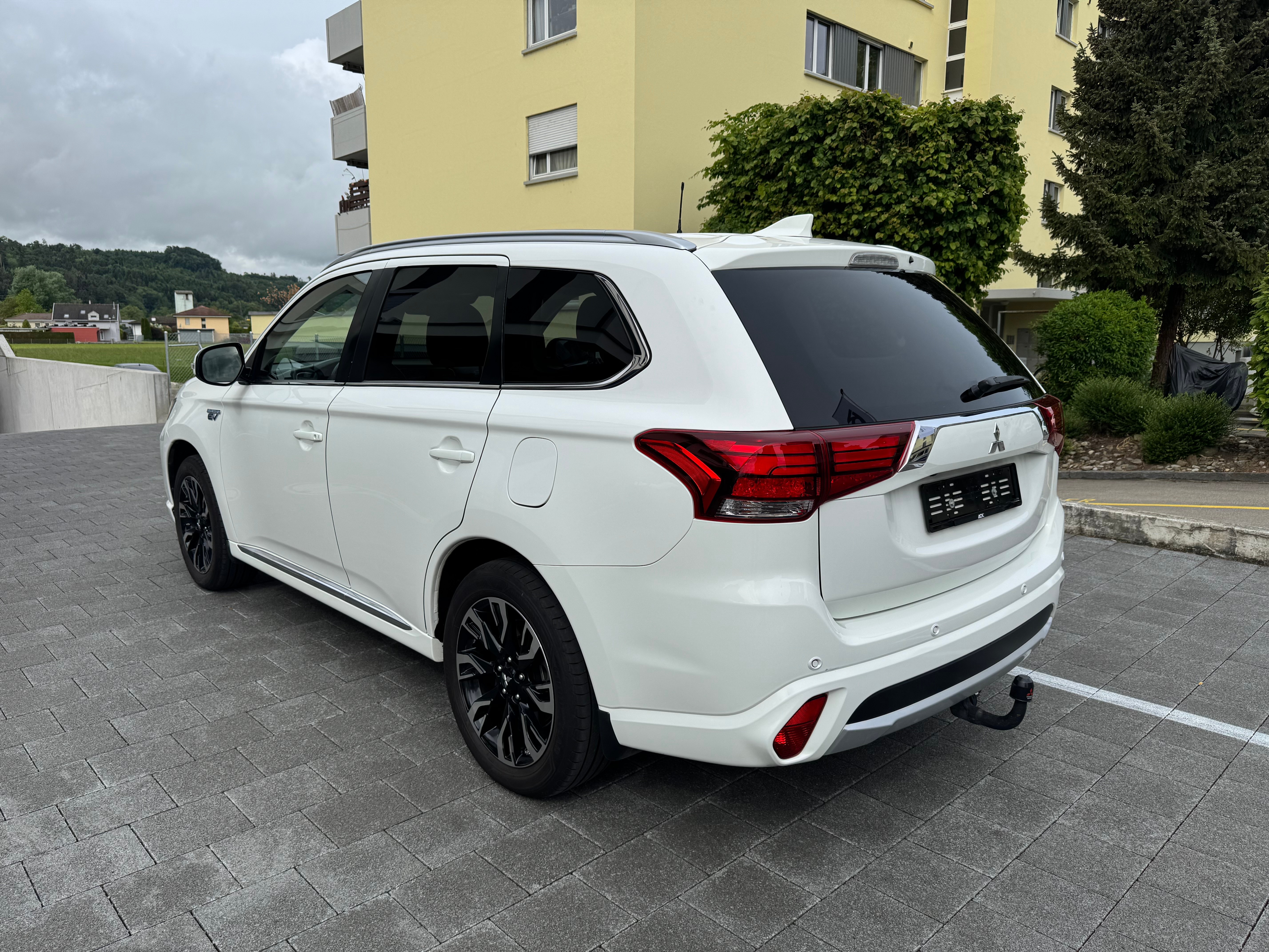 MITSUBISHI Outlander 2.0 PHEV Diamond 4WD Automatic — slika 3