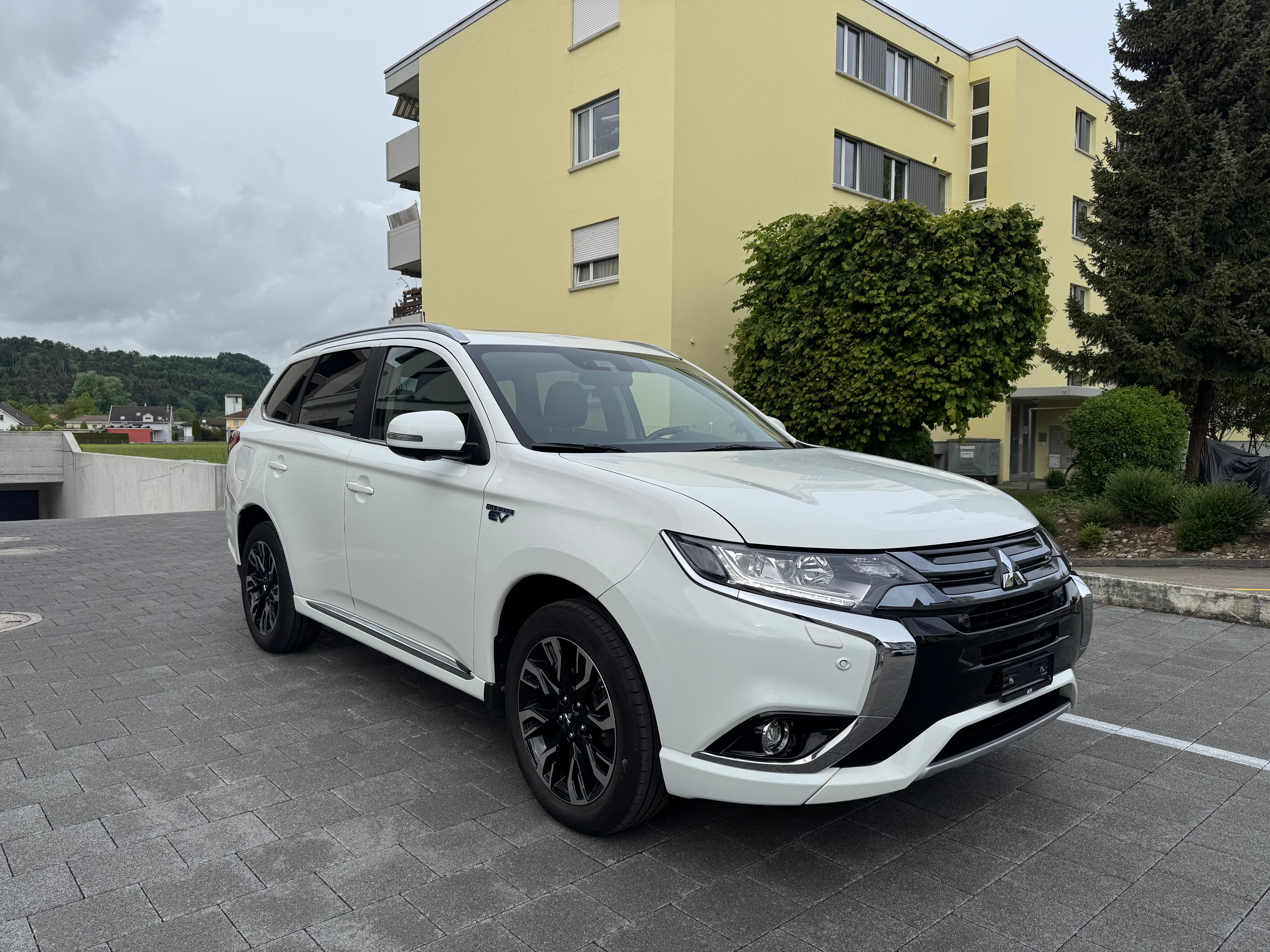 MITSUBISHI Outlander 2.0 PHEV Diamond 4WD Automatic — slika 7