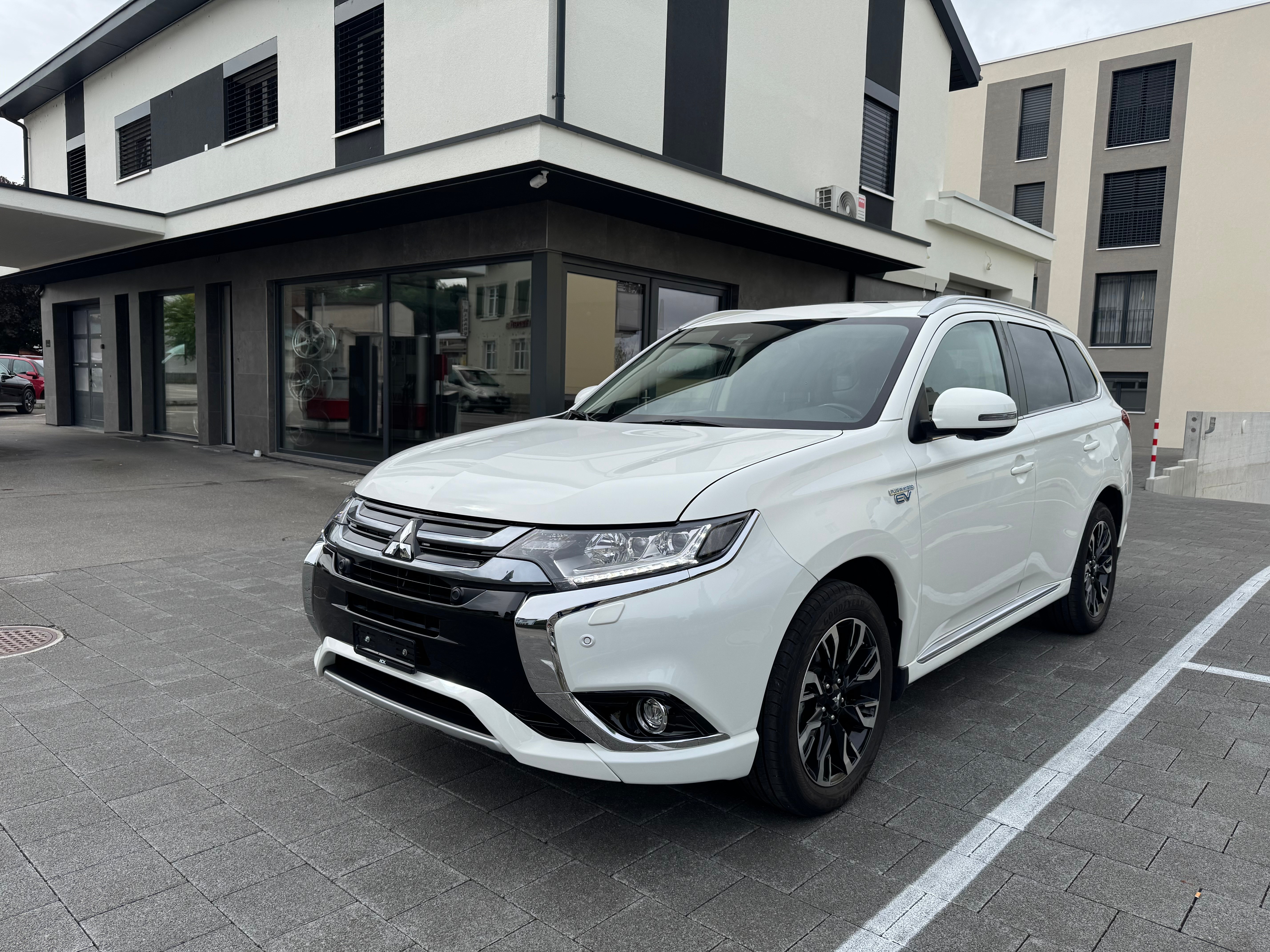 MITSUBISHI Outlander 2.0 PHEV Diamond 4WD Automatic — slika 1