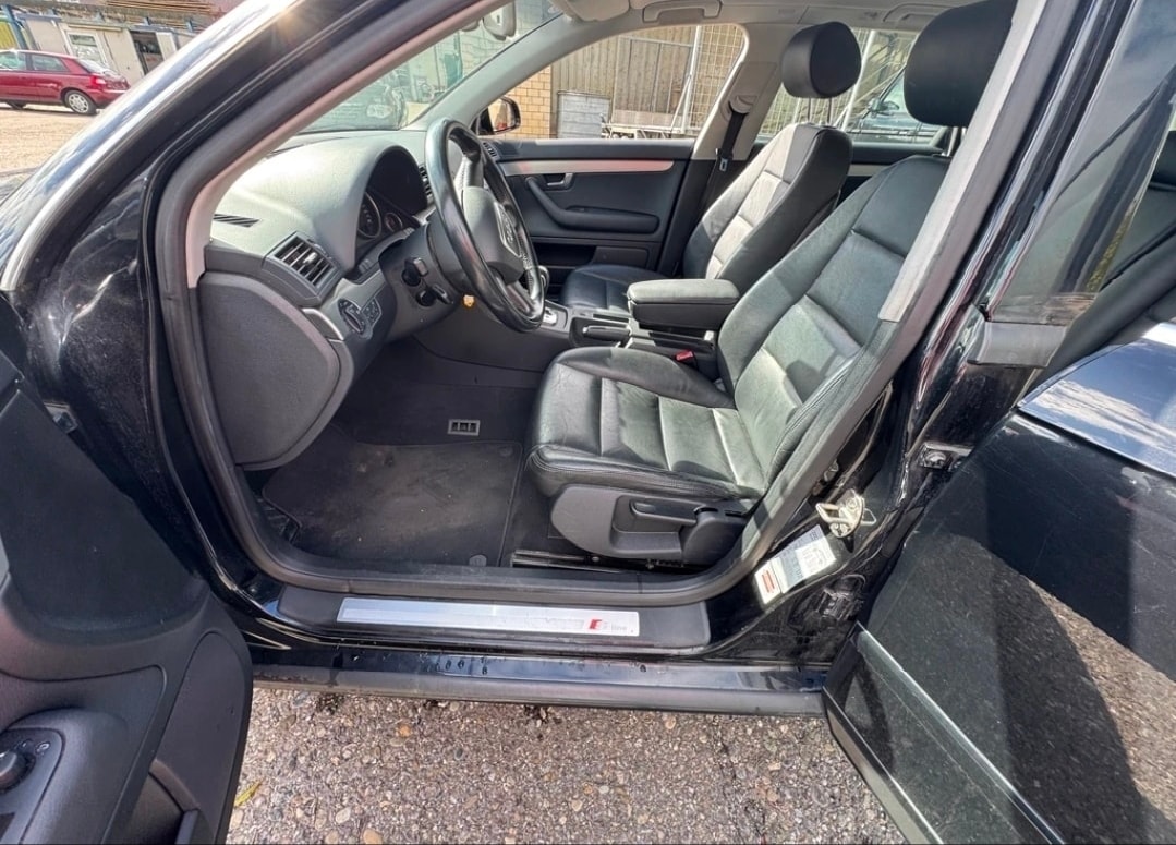 AUDI A4 Avant 2.0 Turbo FSI quattro-image-12
