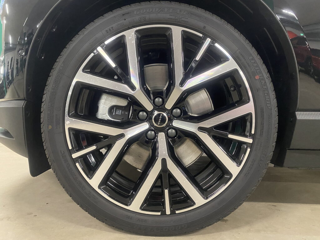 VOLVO EX30 E60 Twin Ultra Performance Sw. Black Ed. AWD-image-14