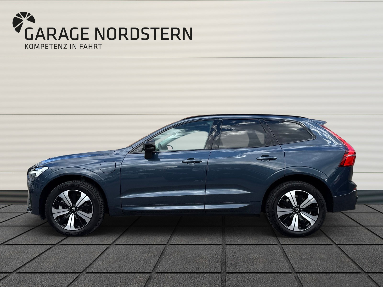 VOLVO XC60 2.0 T6 TE Plus Dark eAWD-showroom-element-1