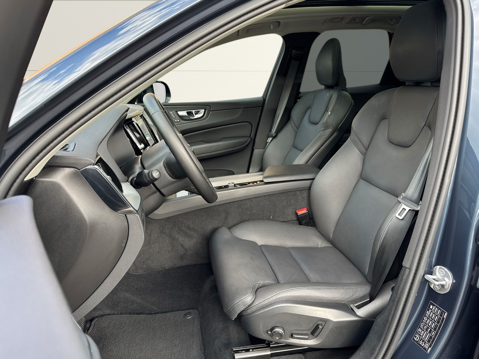 VOLVO XC60 2.0 T6 TE Plus Dark eAWD-image-7