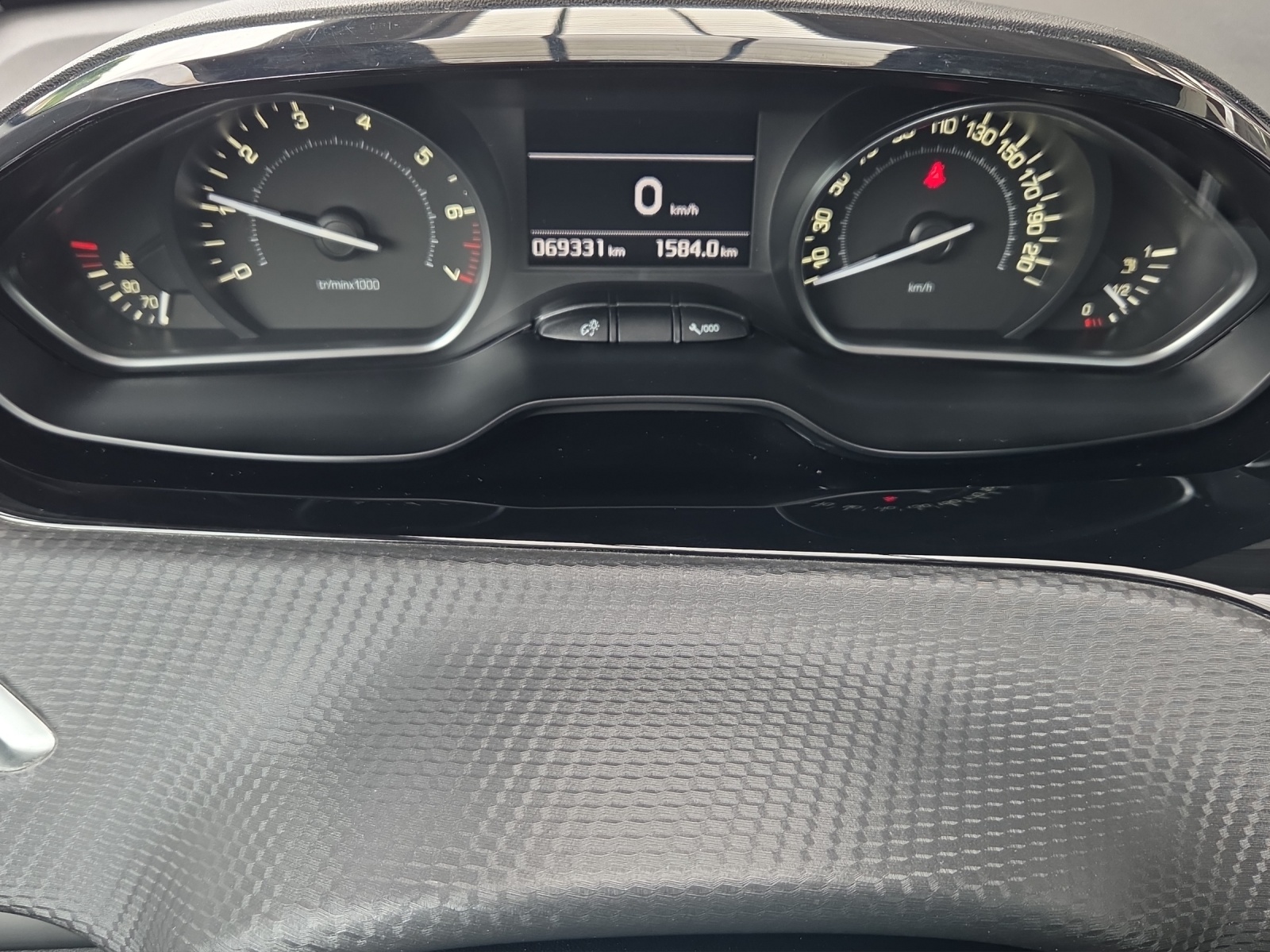 PEUGEOT 208 1.2 PureTech Signature-image-6