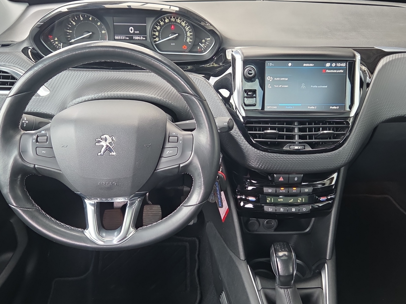 PEUGEOT 208 1.2 PureTech Signature-image-9