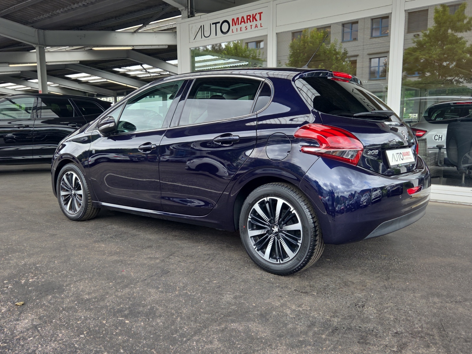 PEUGEOT 208 1.2 PureTech Signature-showroom-element-2
