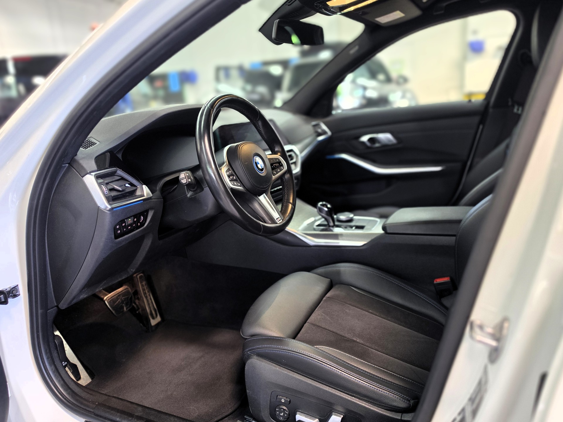 BMW 330e x DriveTouring M Sport Steptronic-image-9
