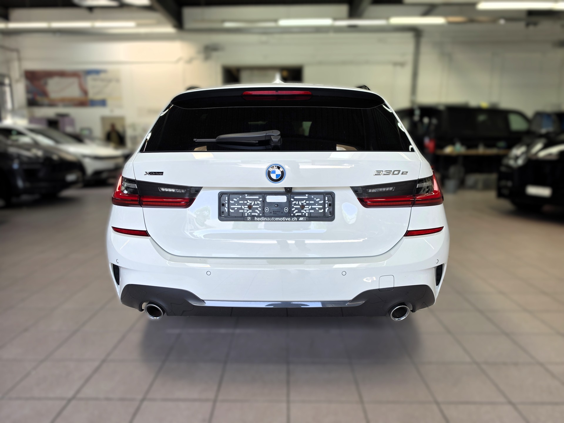 BMW 330e x DriveTouring M Sport Steptronic-image-3