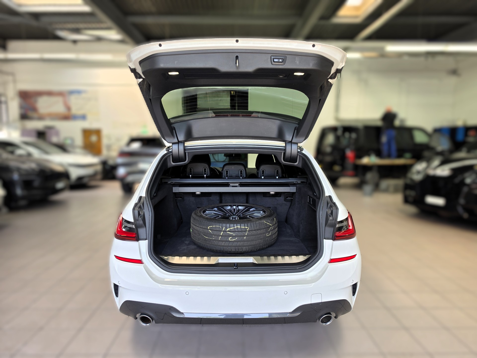 BMW 330e x DriveTouring M Sport Steptronic-image-14