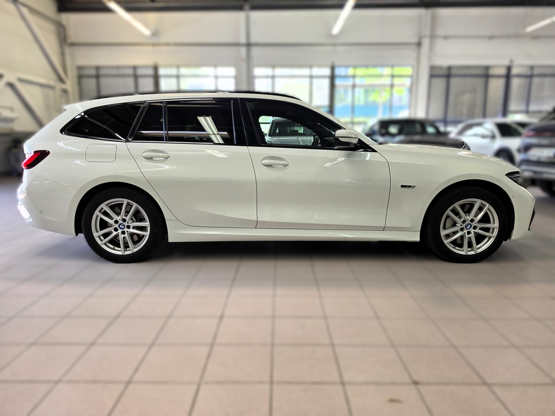 BMW 330e x DriveTouring M Sport Steptronic-image-5