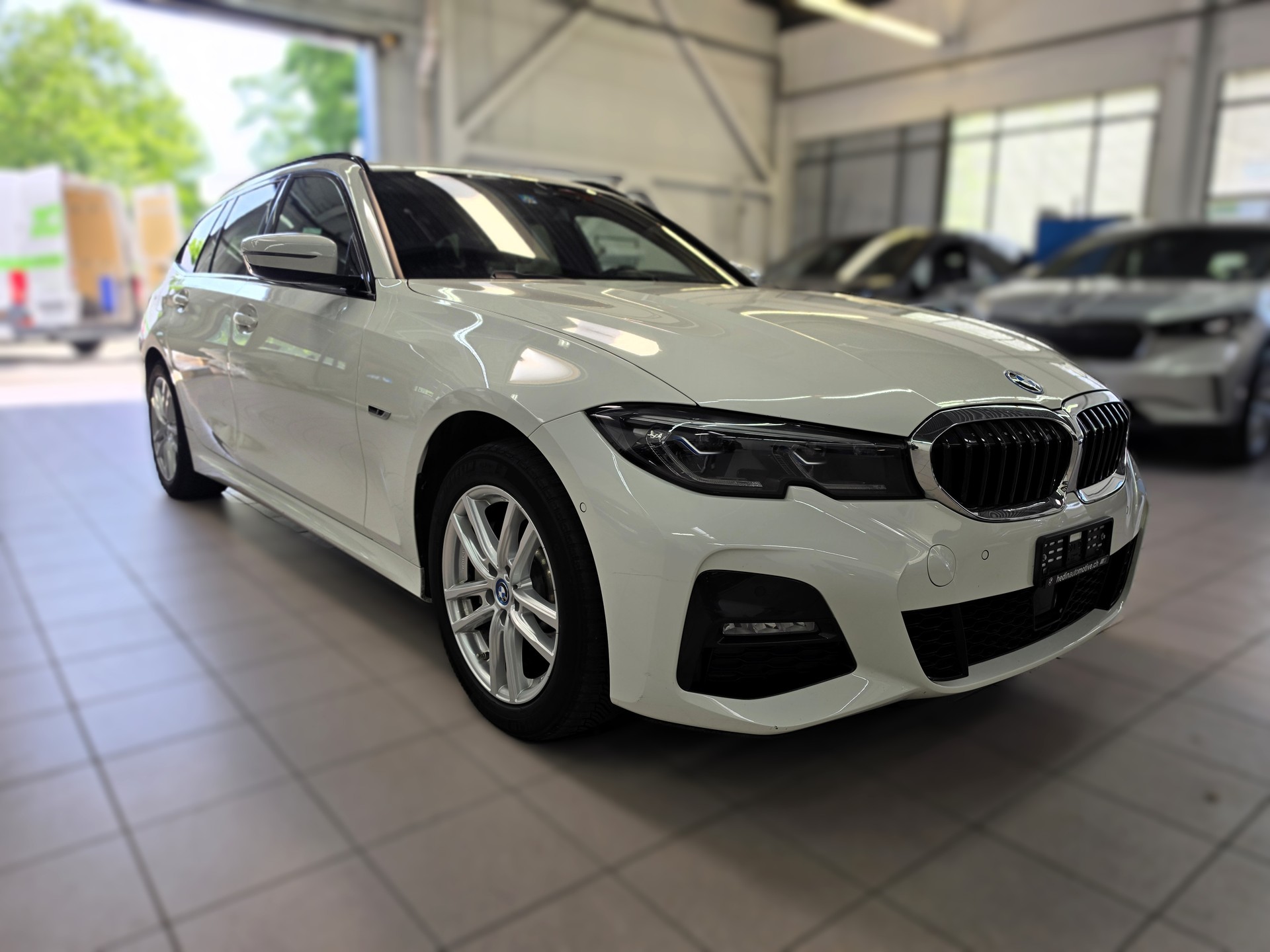 BMW 330e x DriveTouring M Sport Steptronic-image-6
