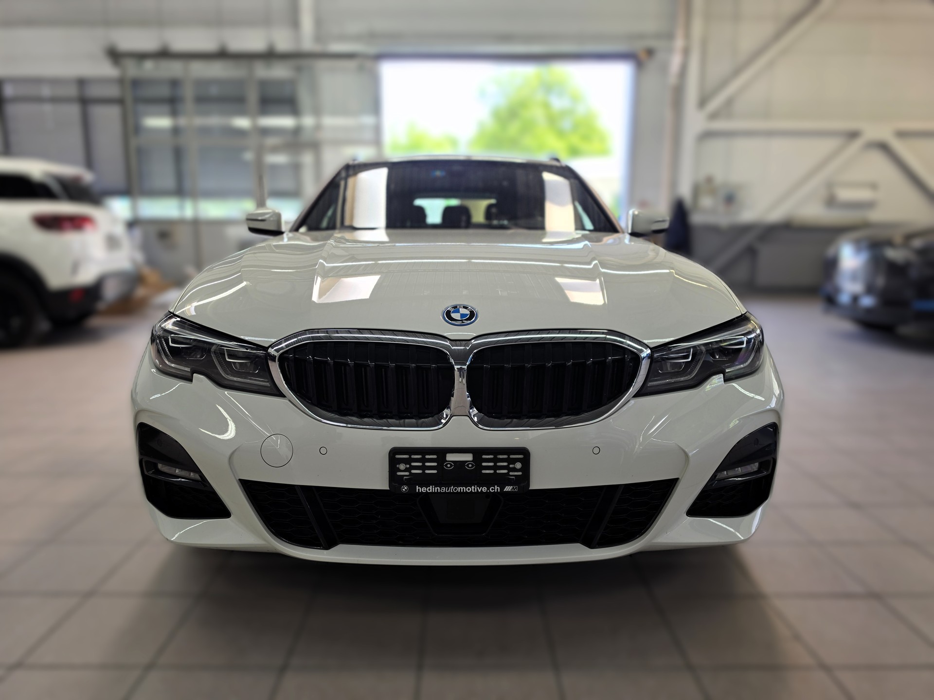 BMW 330e x DriveTouring M Sport Steptronic-image-7