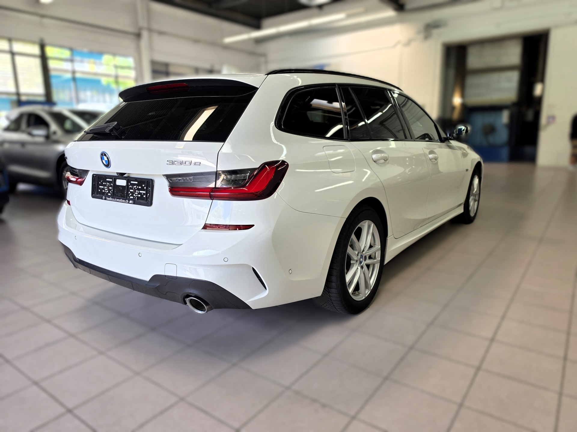 BMW 330e x DriveTouring M Sport Steptronic-image-4