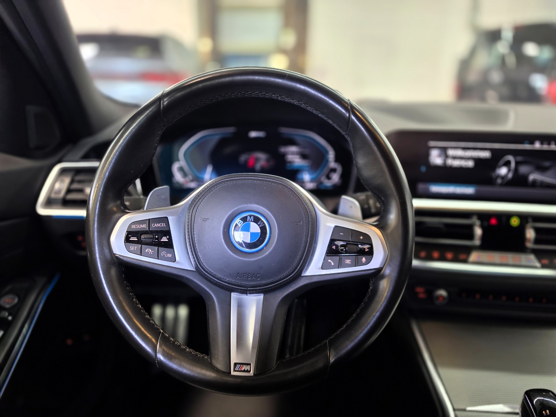 BMW 330e x DriveTouring M Sport Steptronic-image-10
