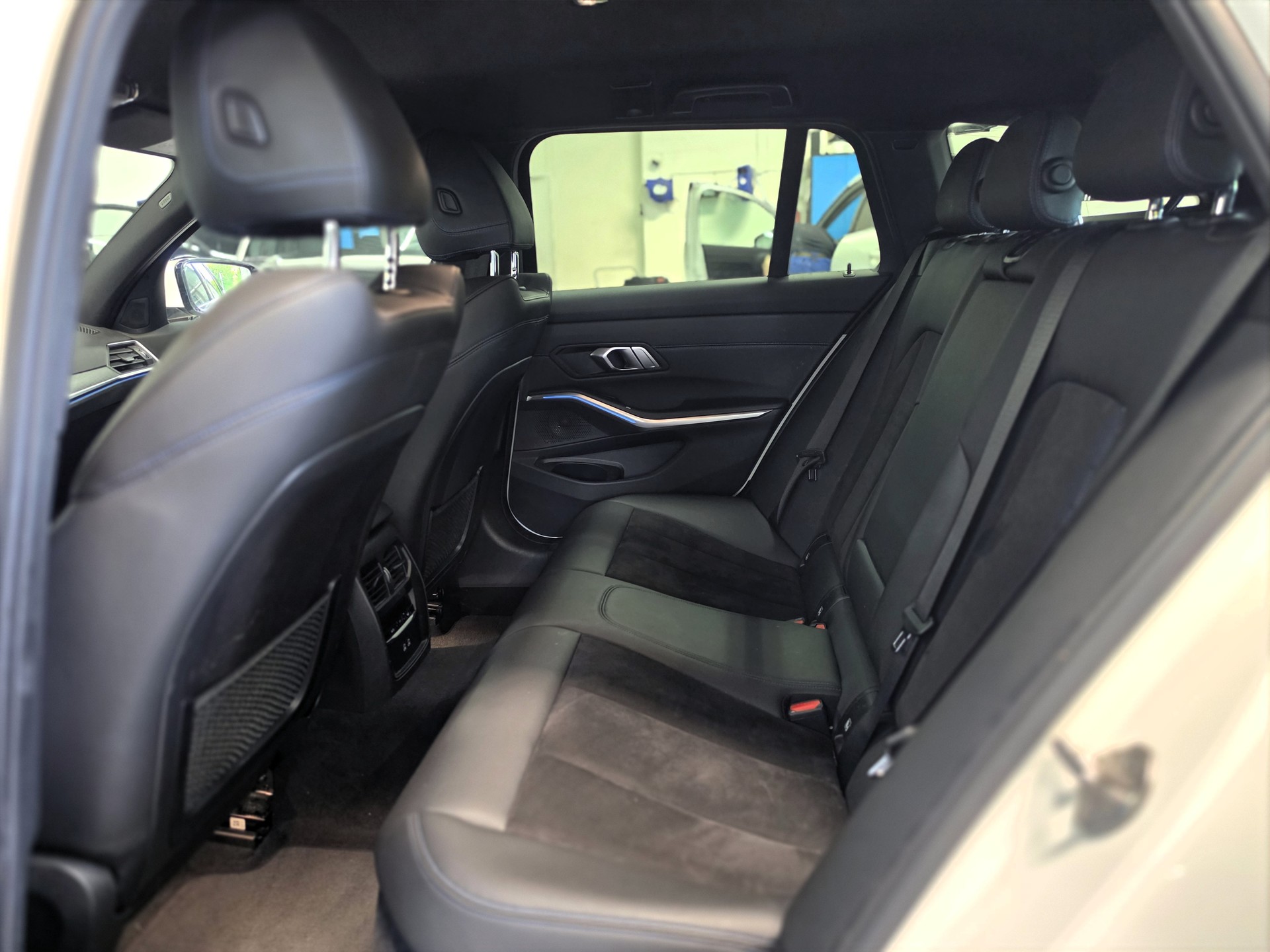 BMW 330e x DriveTouring M Sport Steptronic-image-11