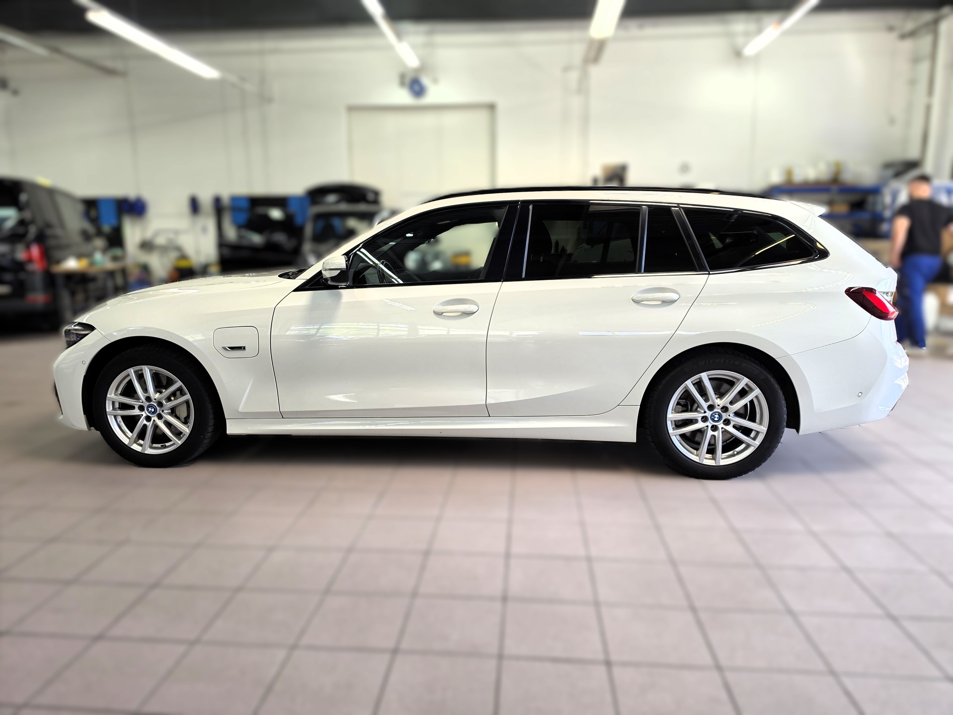 BMW 330e x DriveTouring M Sport Steptronic-image-1