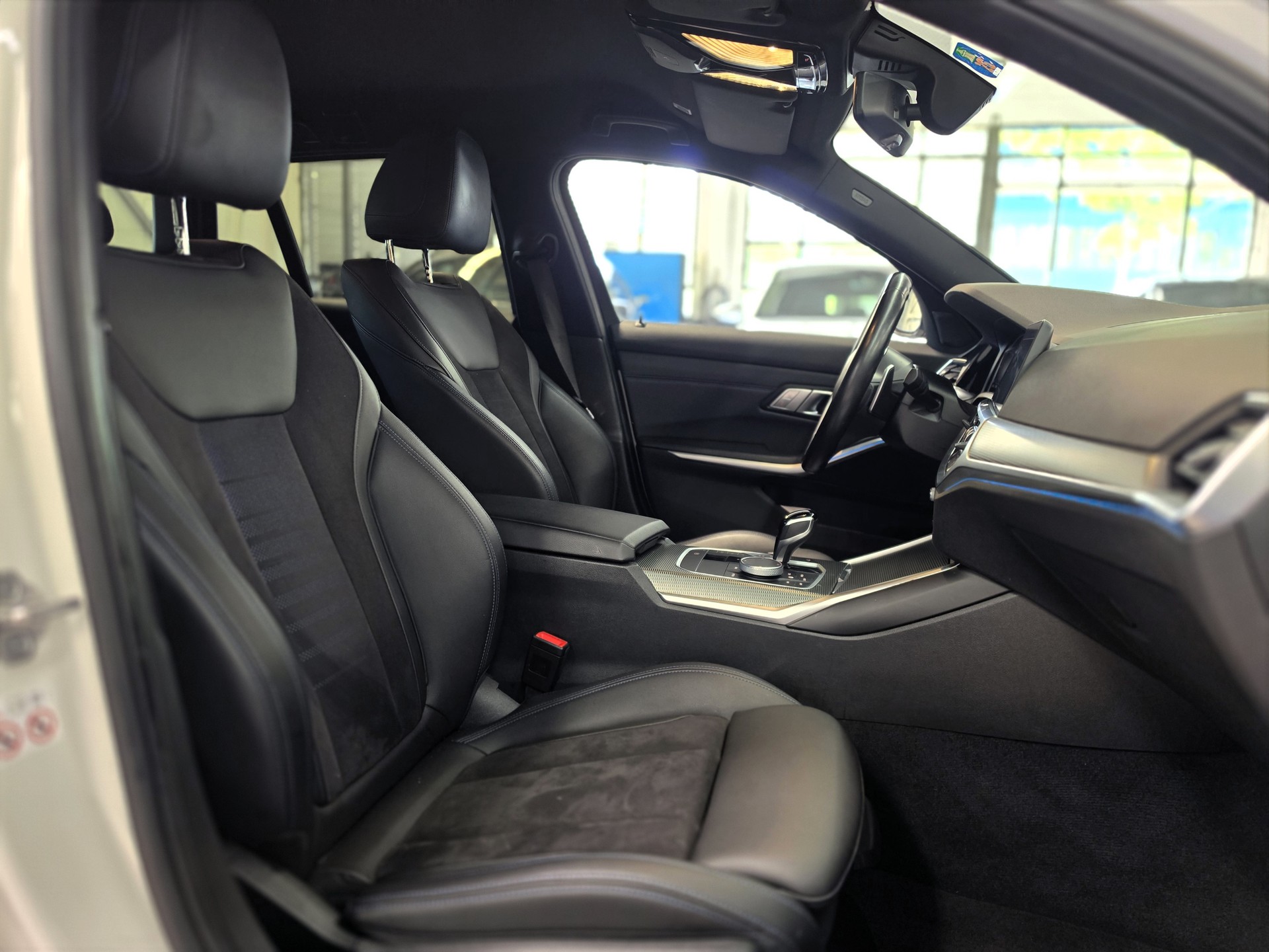 BMW 330e x DriveTouring M Sport Steptronic-image-12