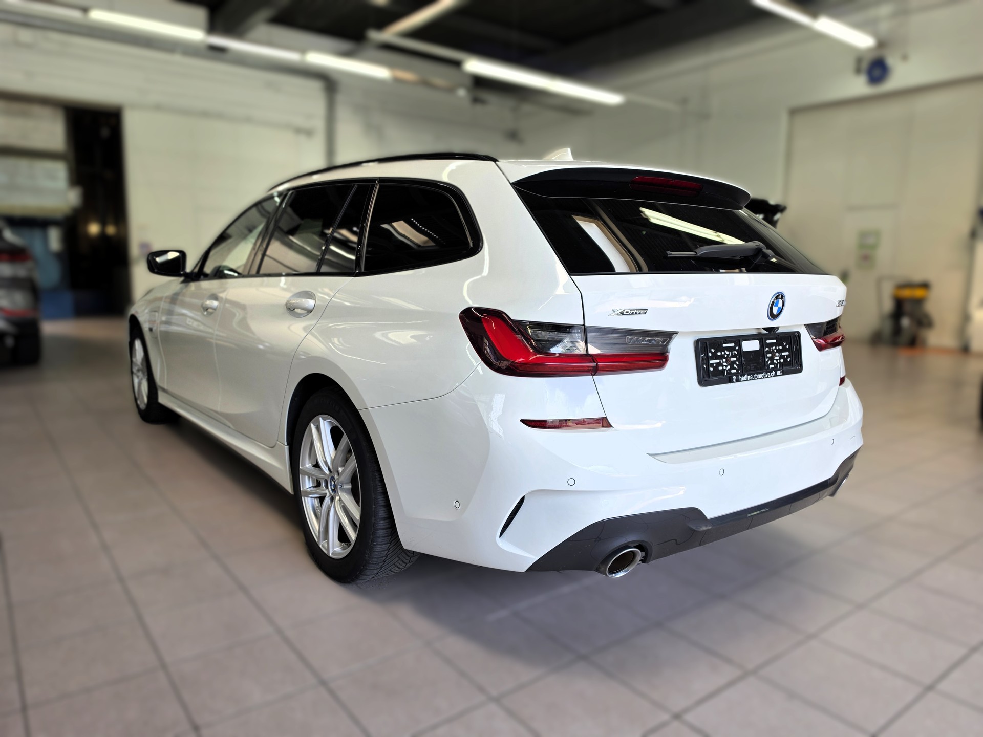BMW 330e x DriveTouring M Sport Steptronic-image-2