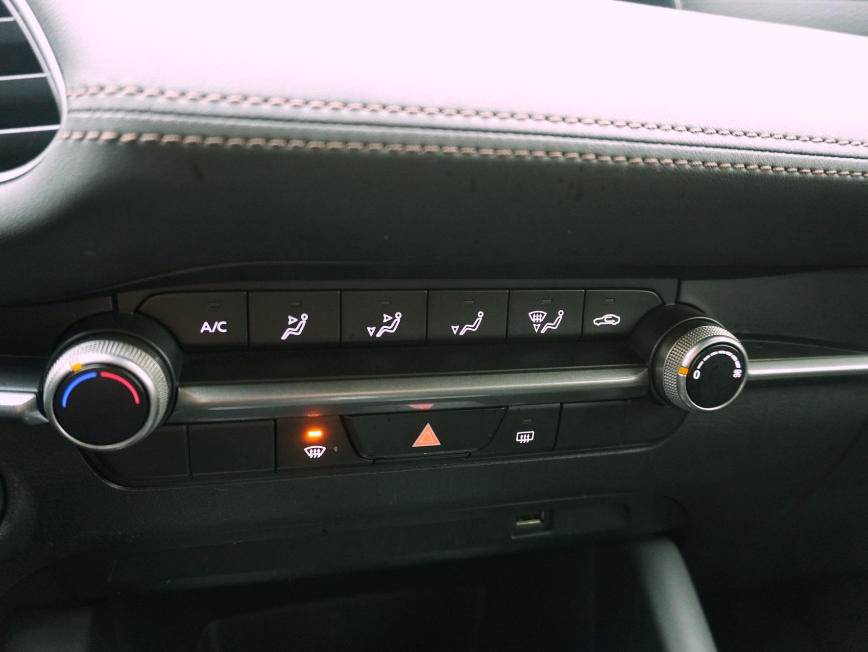 MAZDA 3 Hatchback 2.0 Ambition-image-13