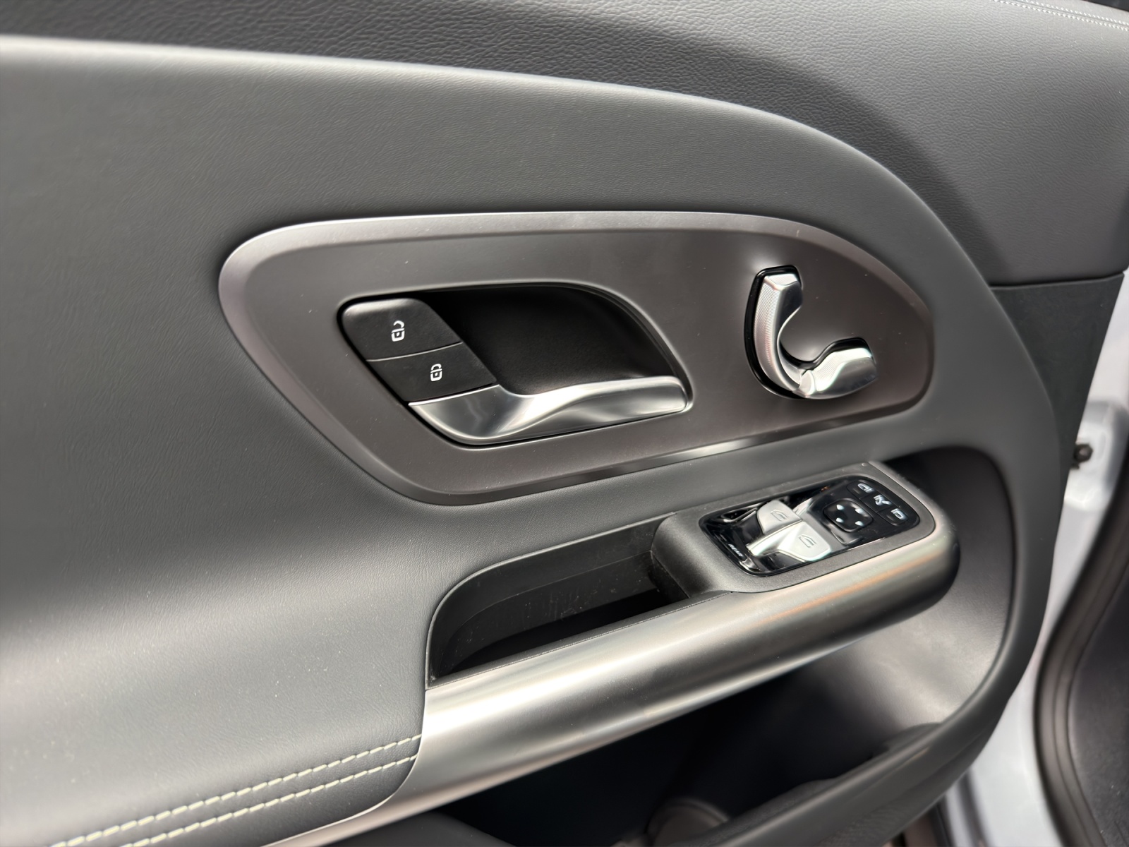 MERCEDES-BENZ GLB 220 4MATIC-image-11