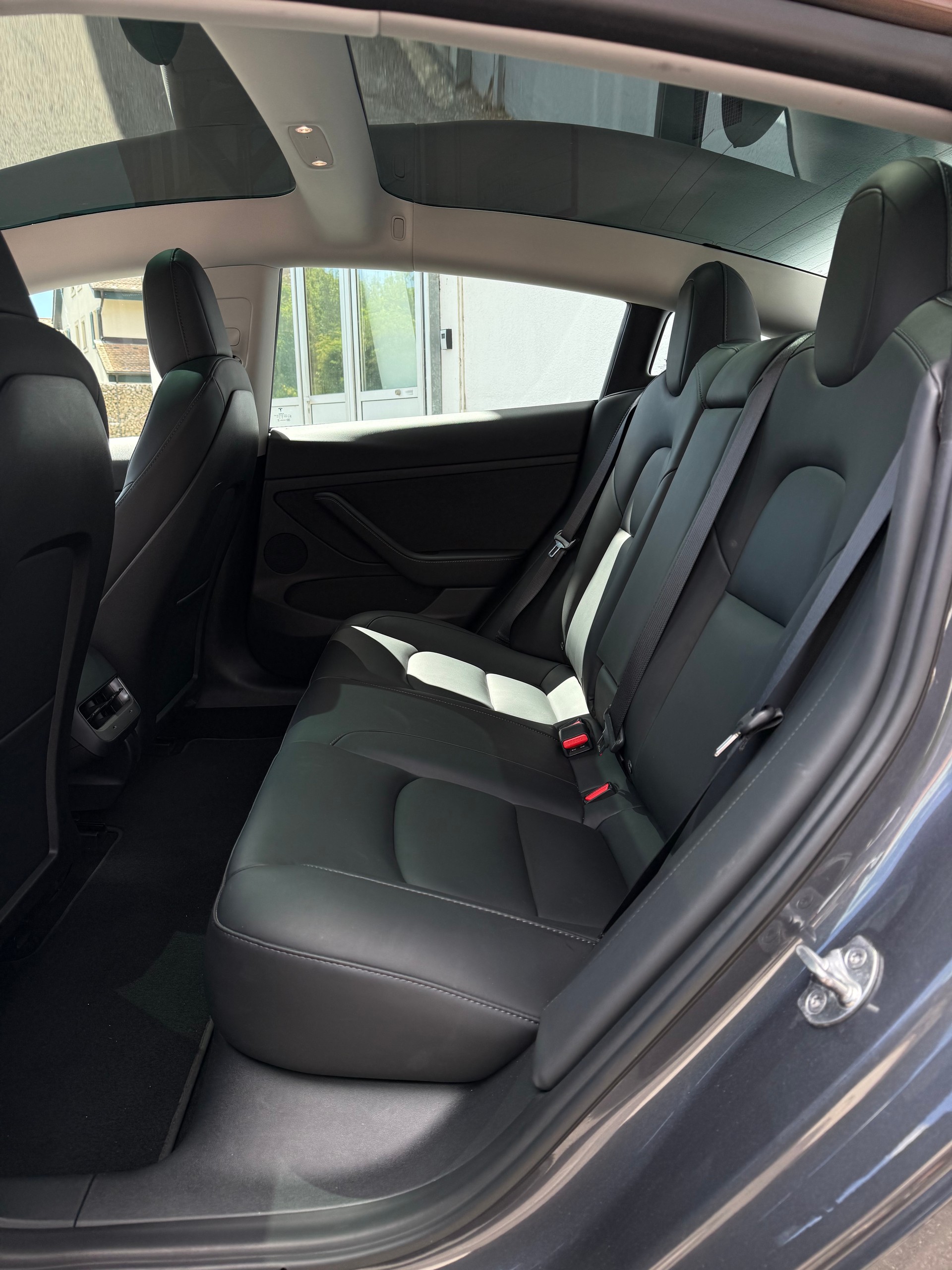 TESLA Model 3-image-14