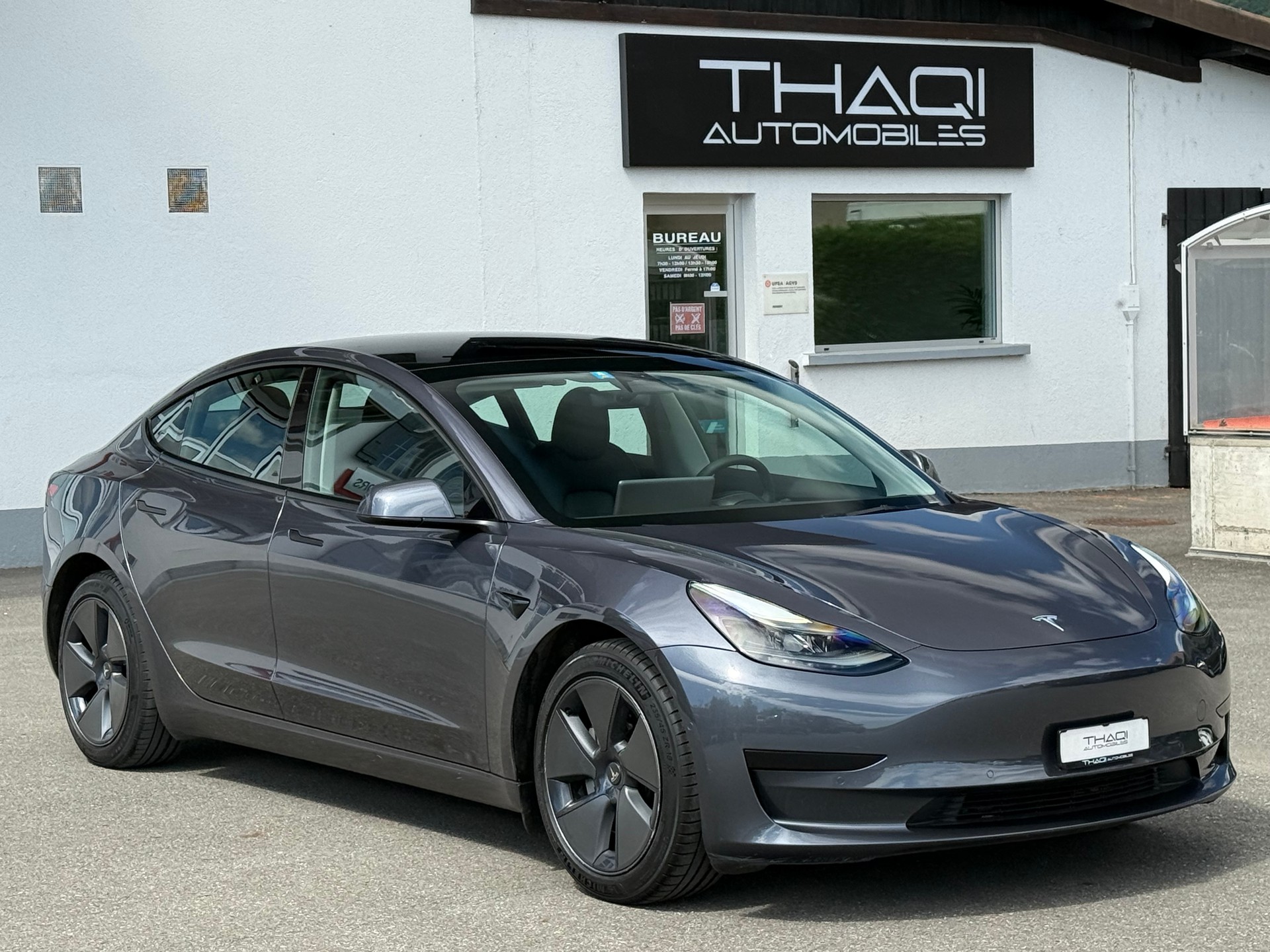 TESLA Model 3-image-9