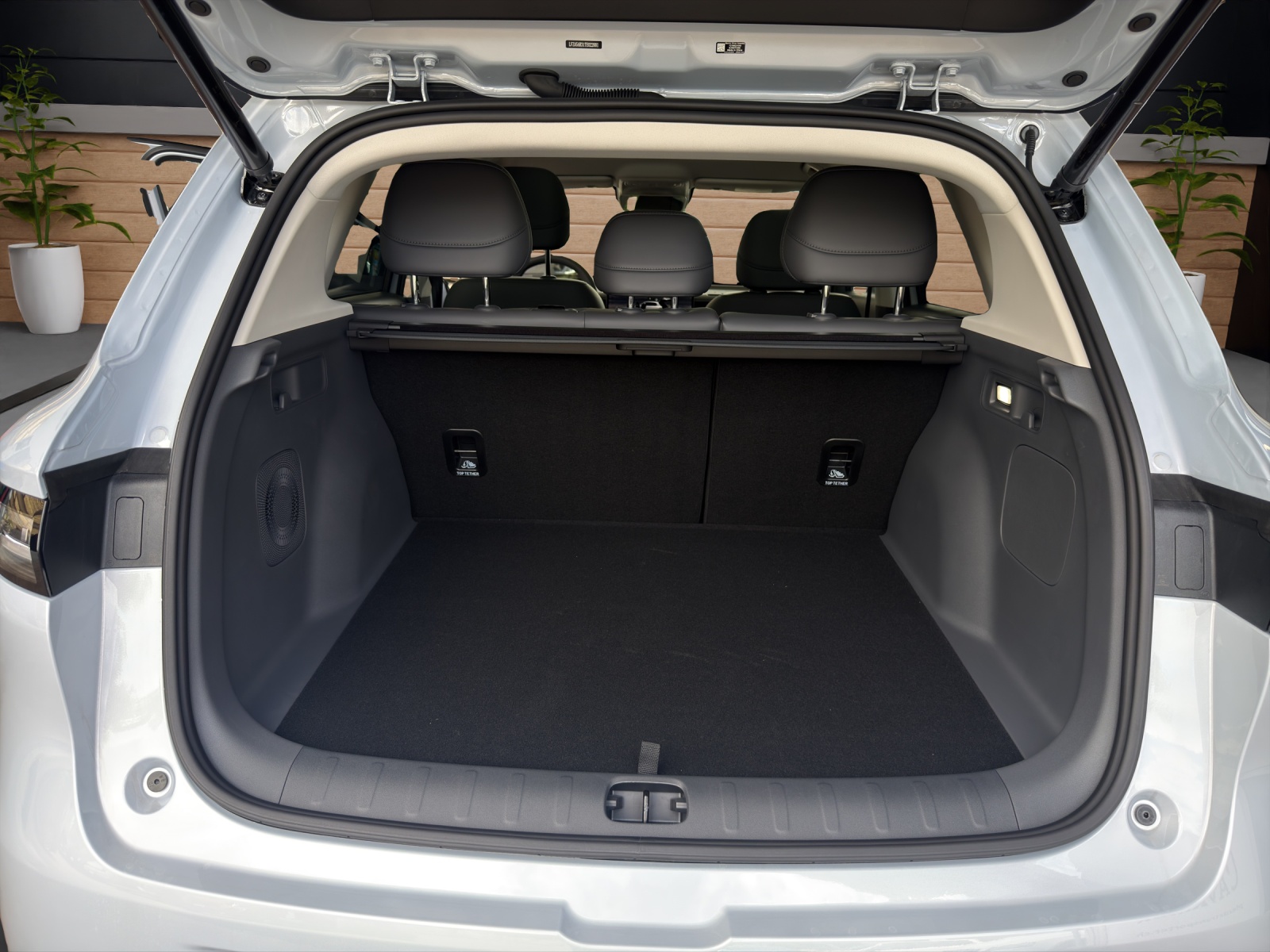 LEAPMOTOR B10 1.5 Hybrid EV-image-8