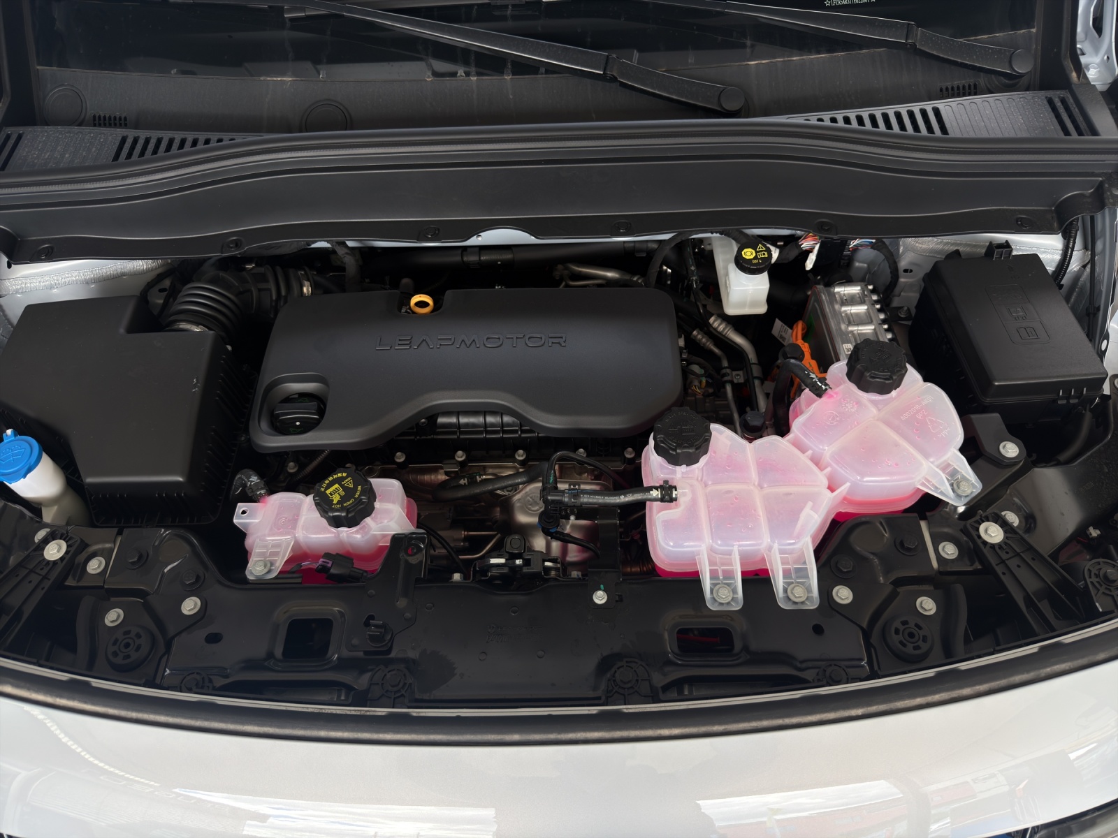 LEAPMOTOR B10 1.5 Hybrid EV-image-11