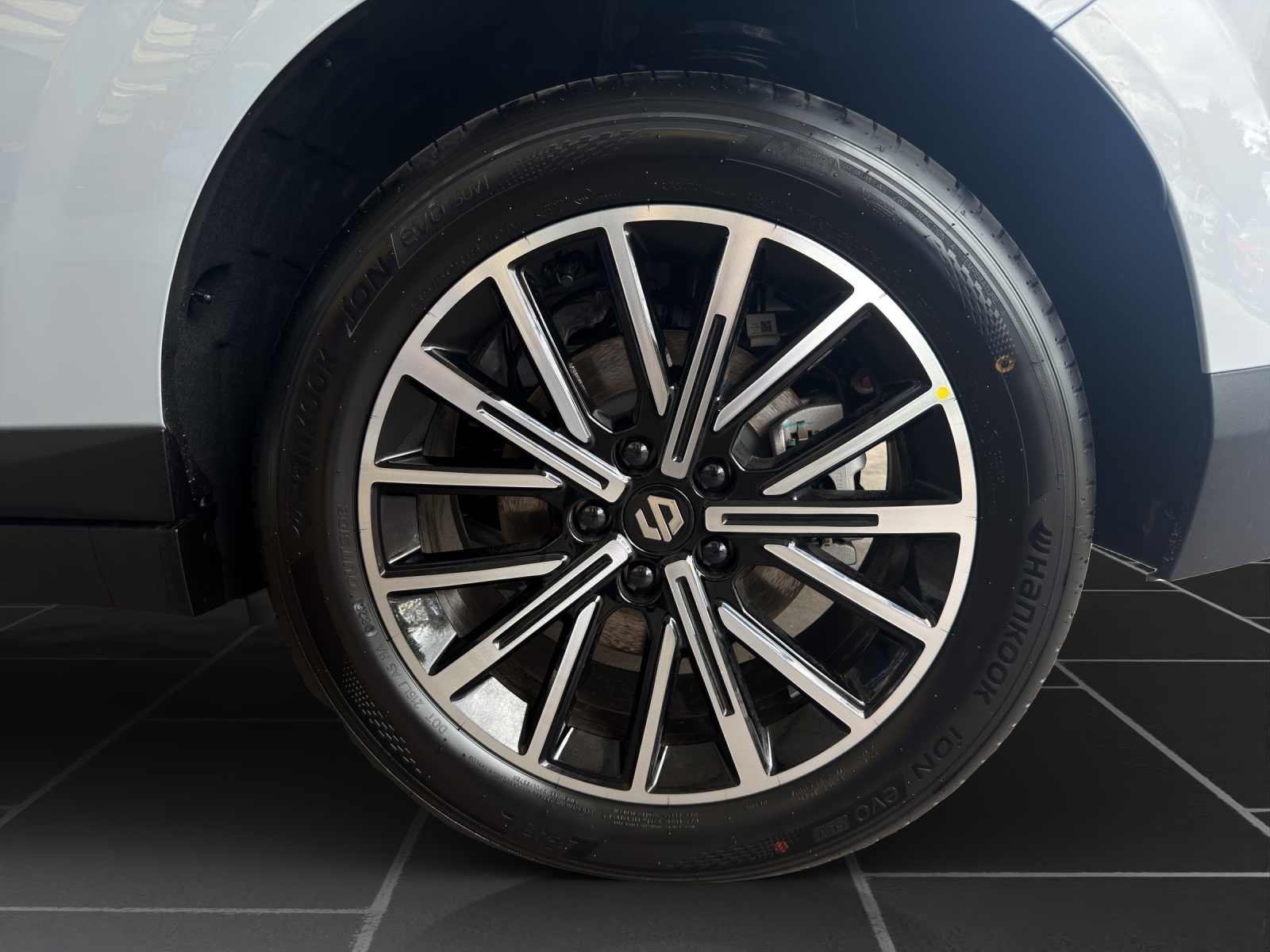 LEAPMOTOR B10 1.5 Hybrid EV-image-9