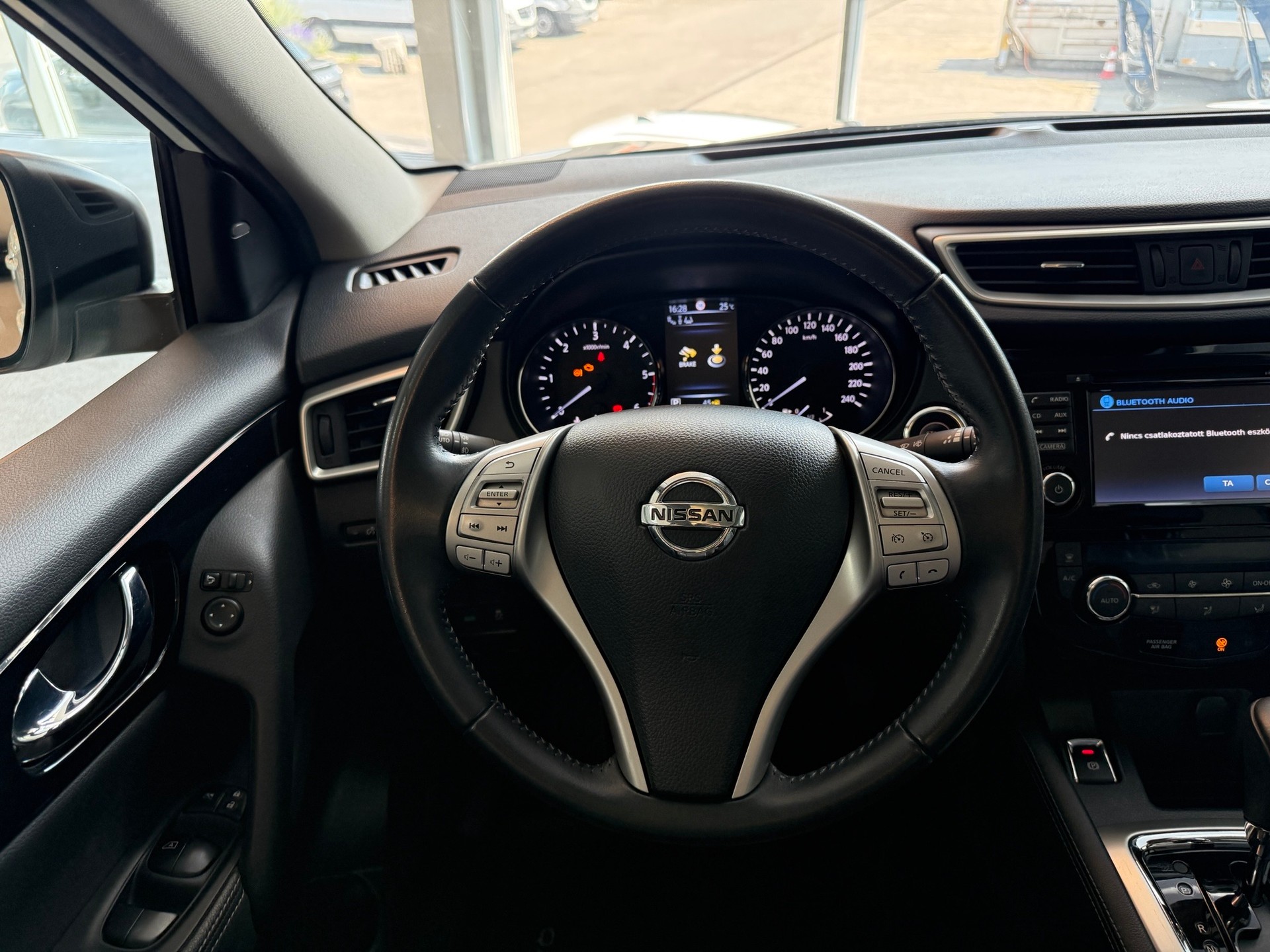 NISSAN Qashqai 1.6 dCi N-Connecta Xtronic CVT-image-17