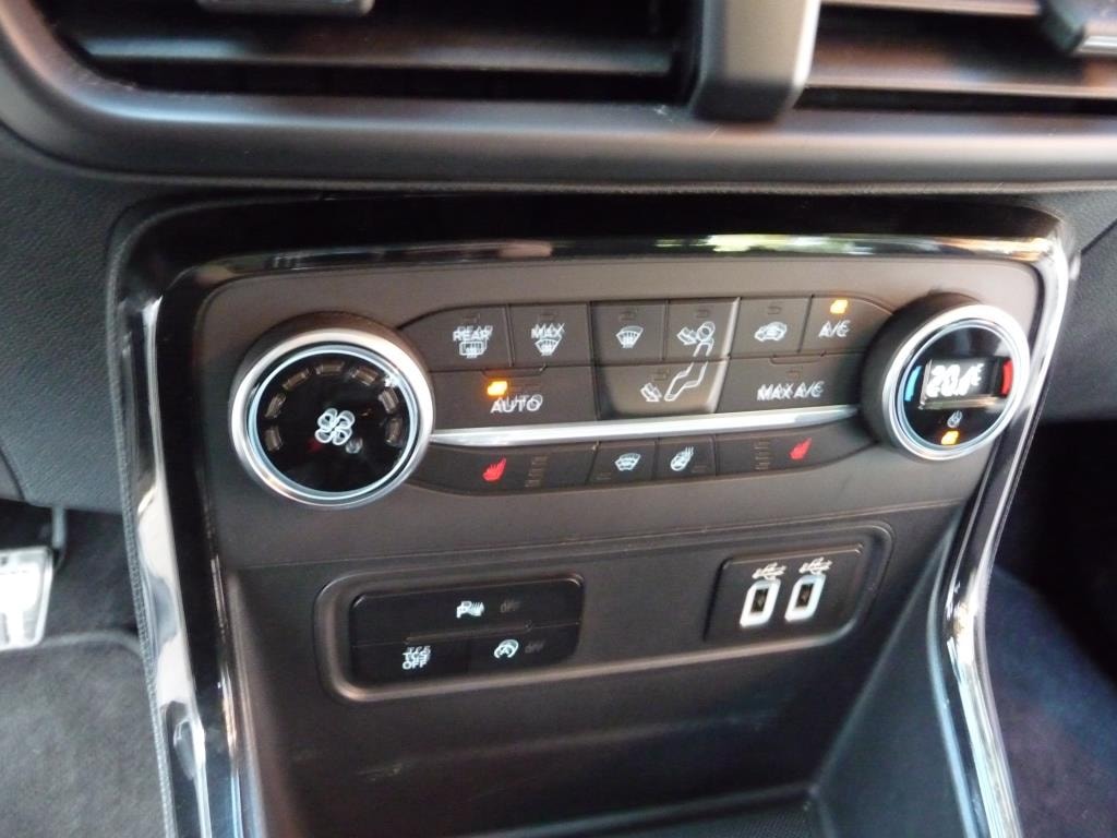 FORD EcoSport 1.5 TDCi ST-Line AWD /Navigation / R-Kamera-image-9